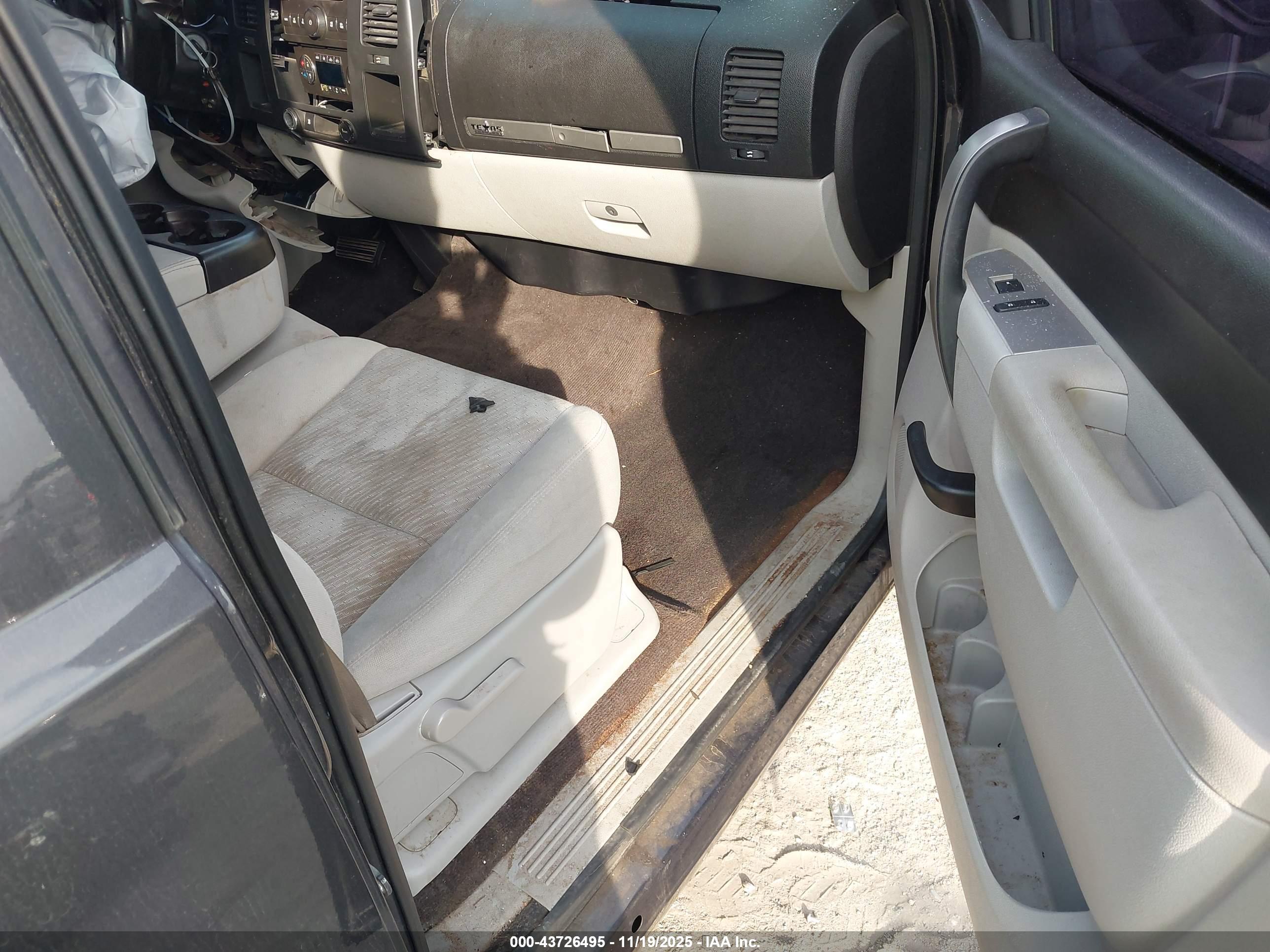 CHEVROLET SILVERADO image 5