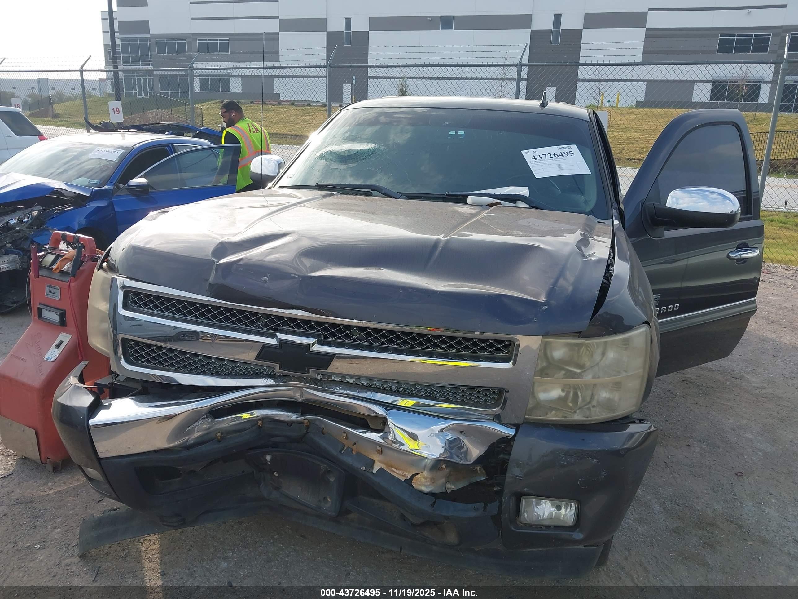 CHEVROLET SILVERADO image 6