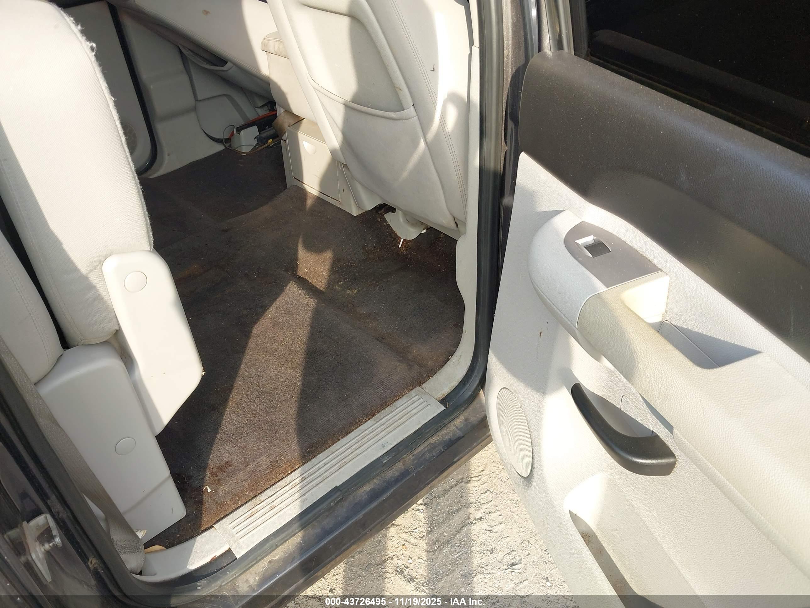 CHEVROLET SILVERADO image 8