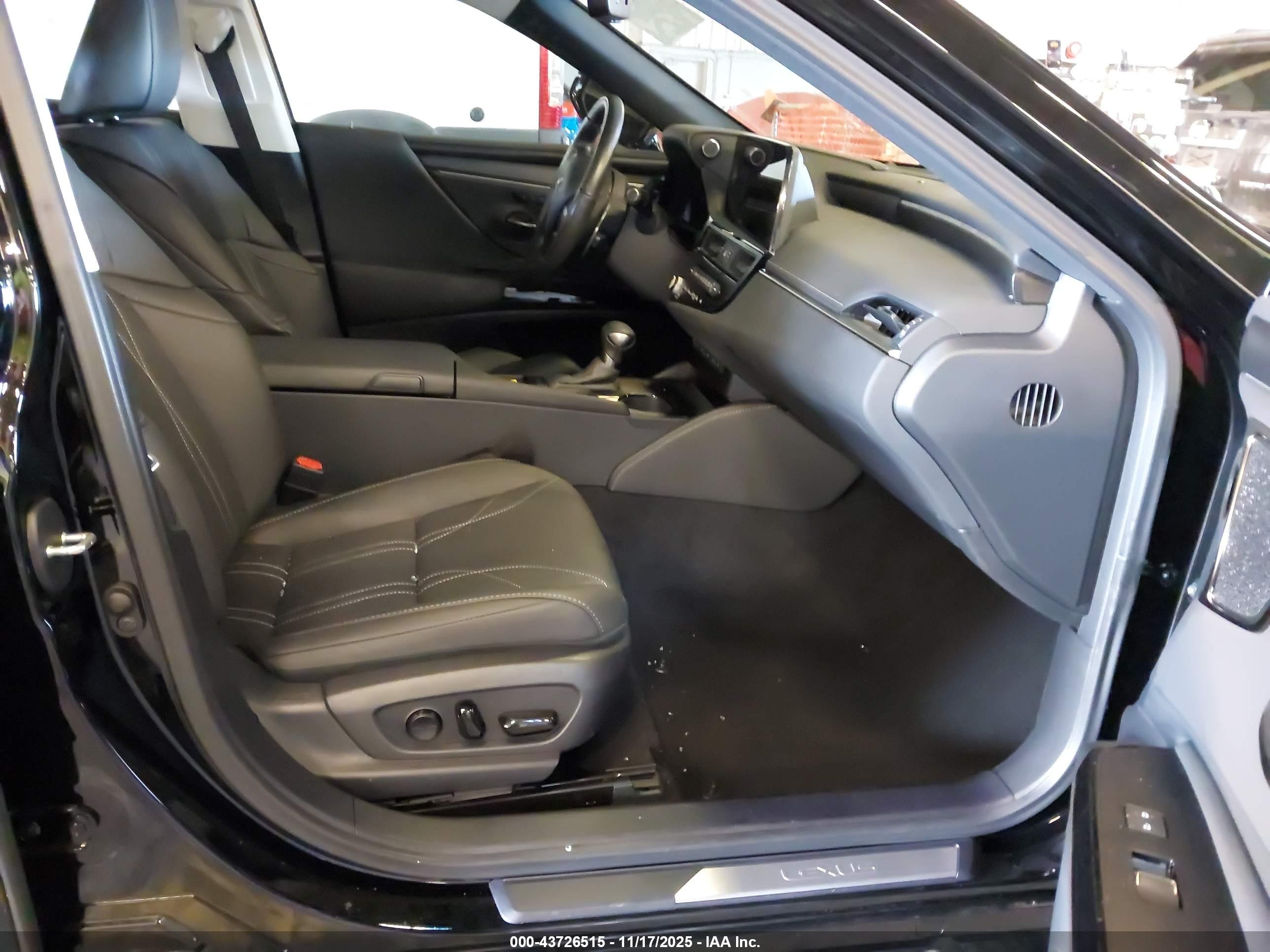 LEXUS ES image 5