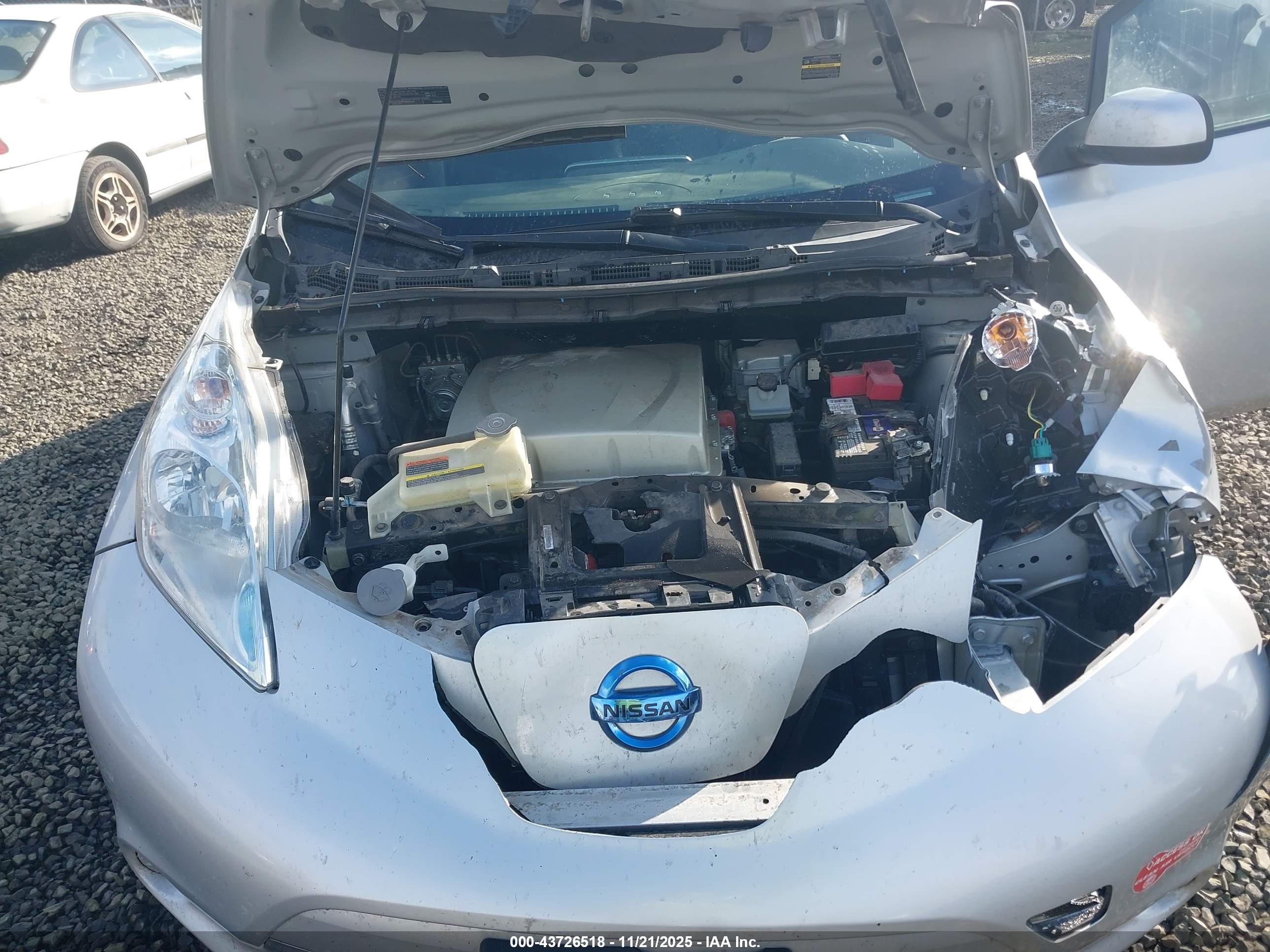NISSAN LEAF image 10
