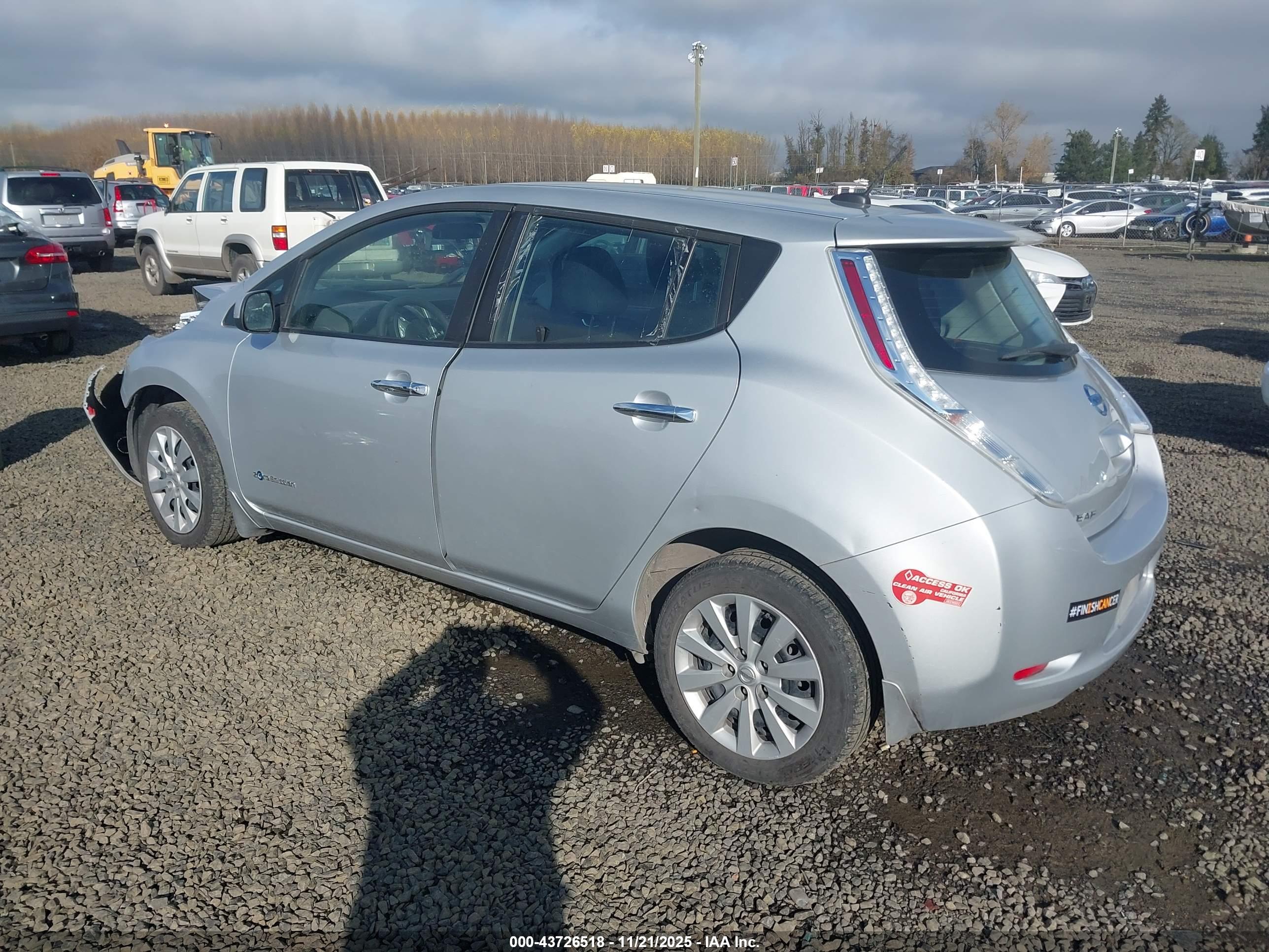 NISSAN LEAF image 3
