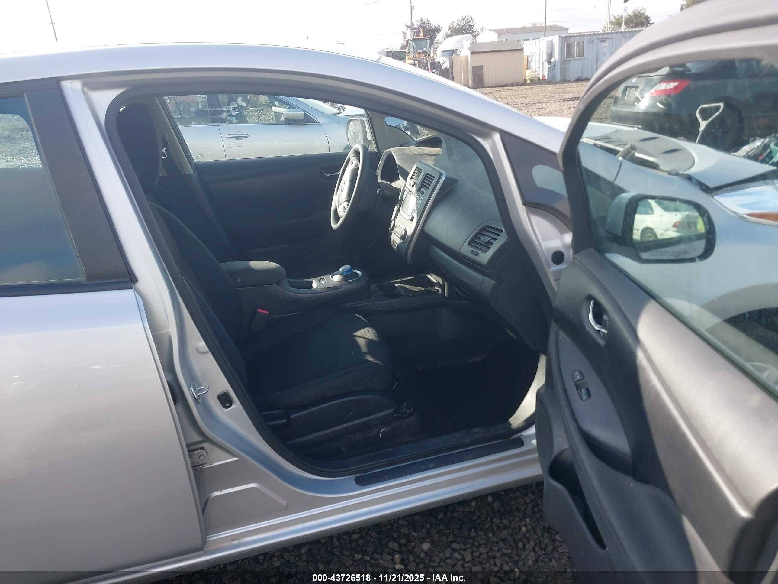 NISSAN LEAF image 5
