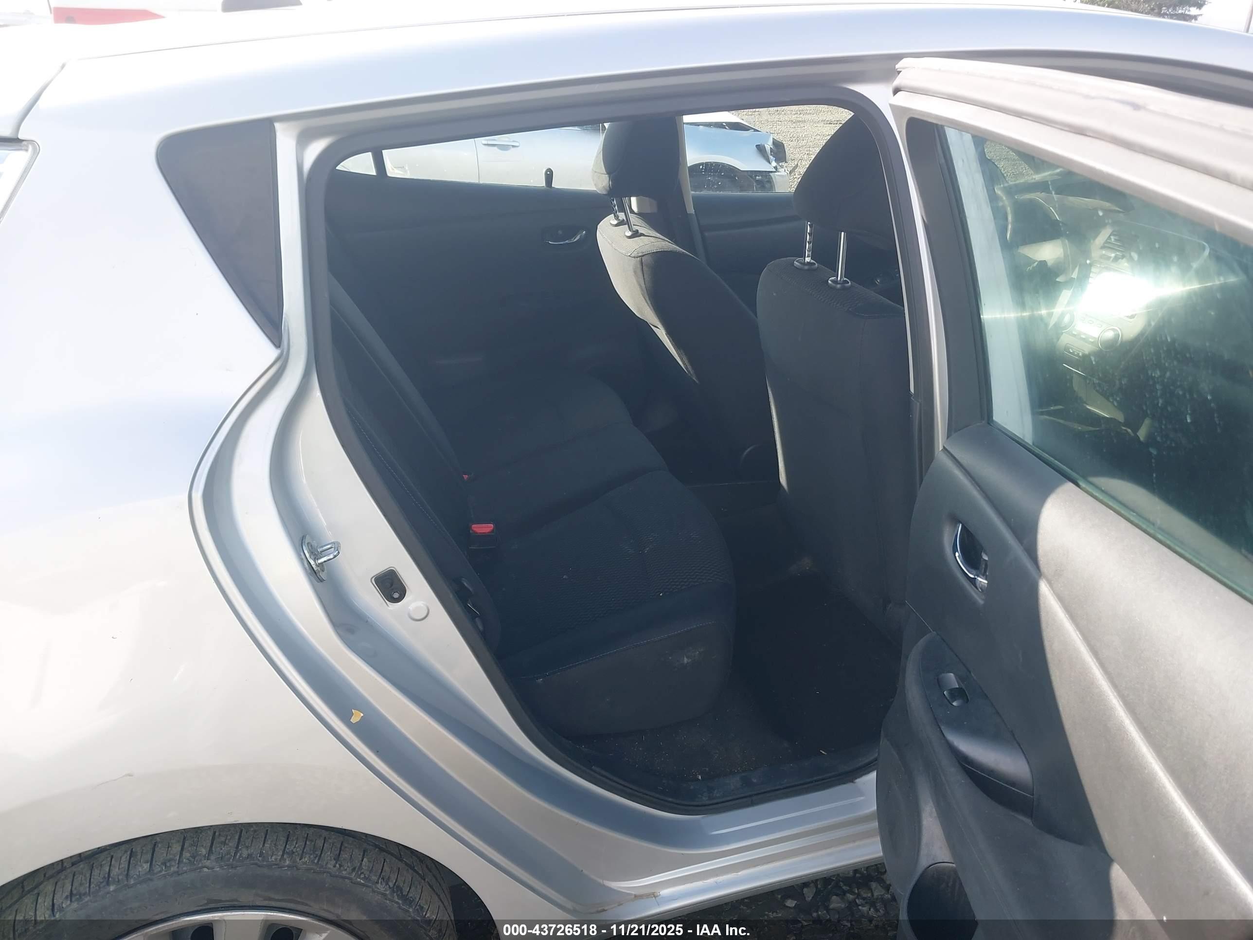 NISSAN LEAF image 8