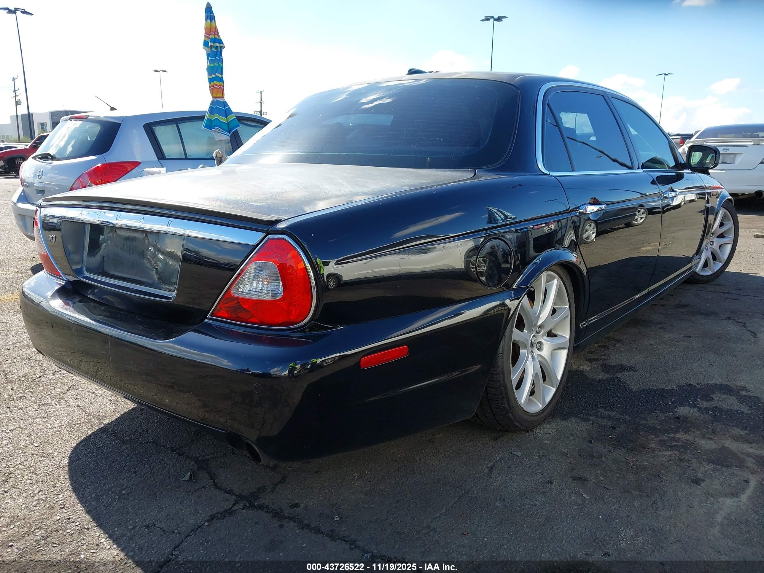 JAGUAR XJ image 4