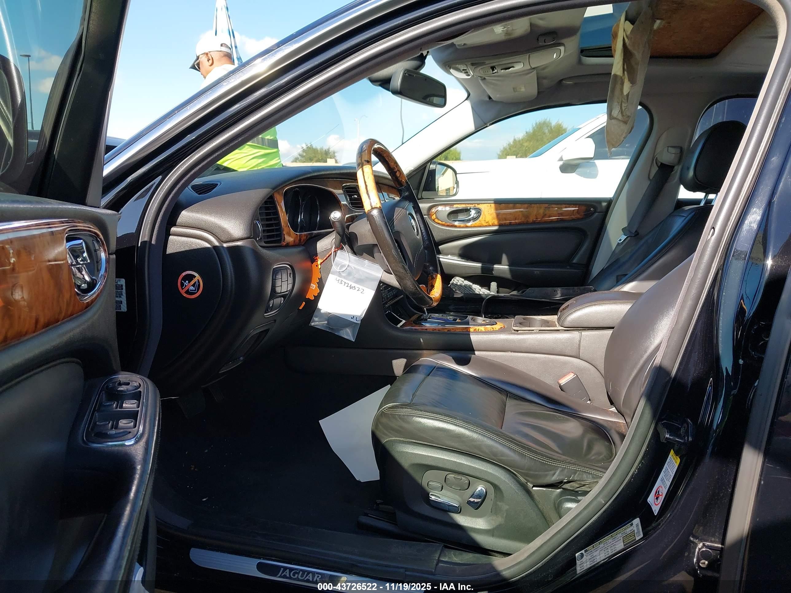 JAGUAR XJ image 5