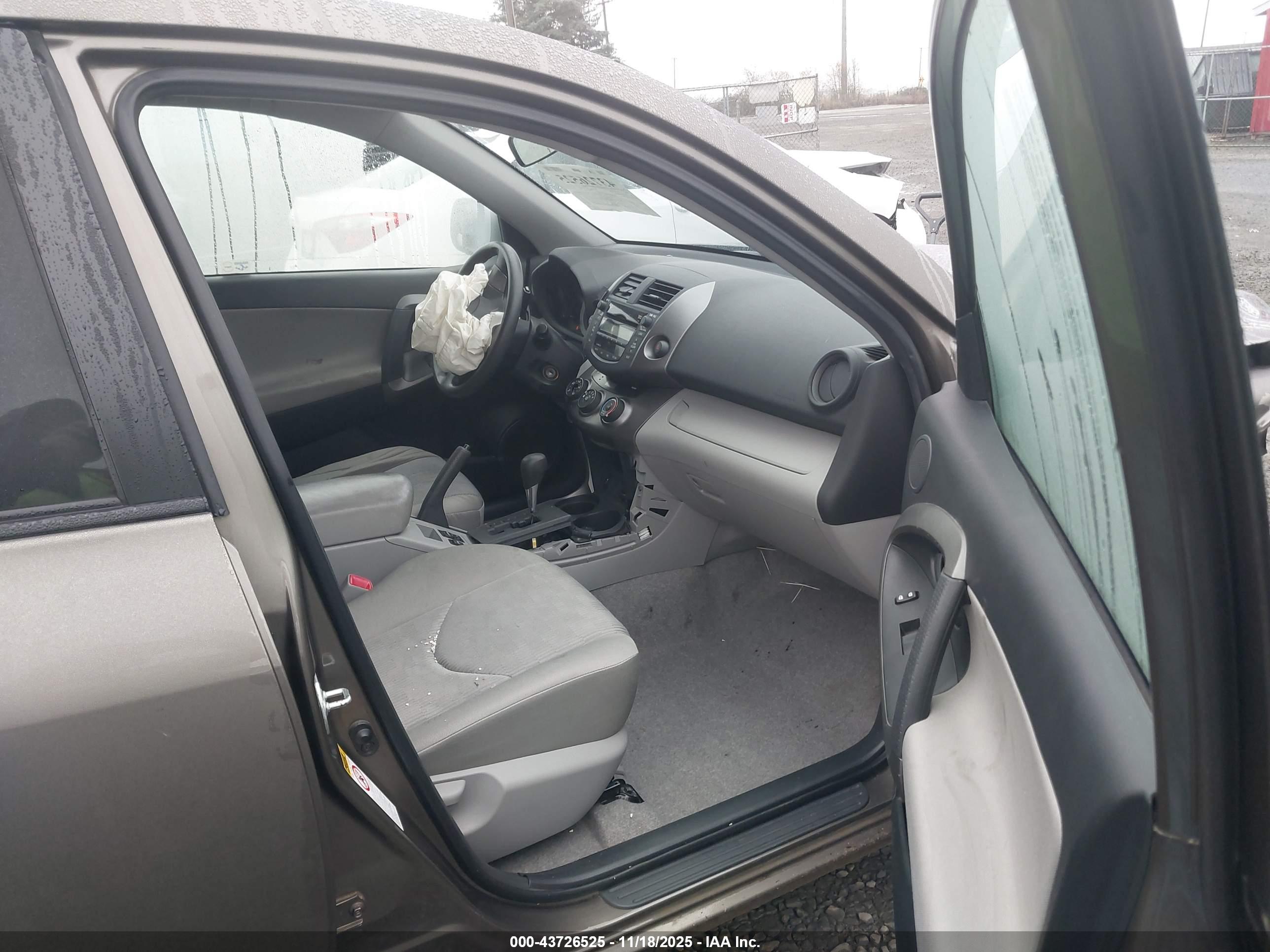 TOYOTA RAV4 image 5