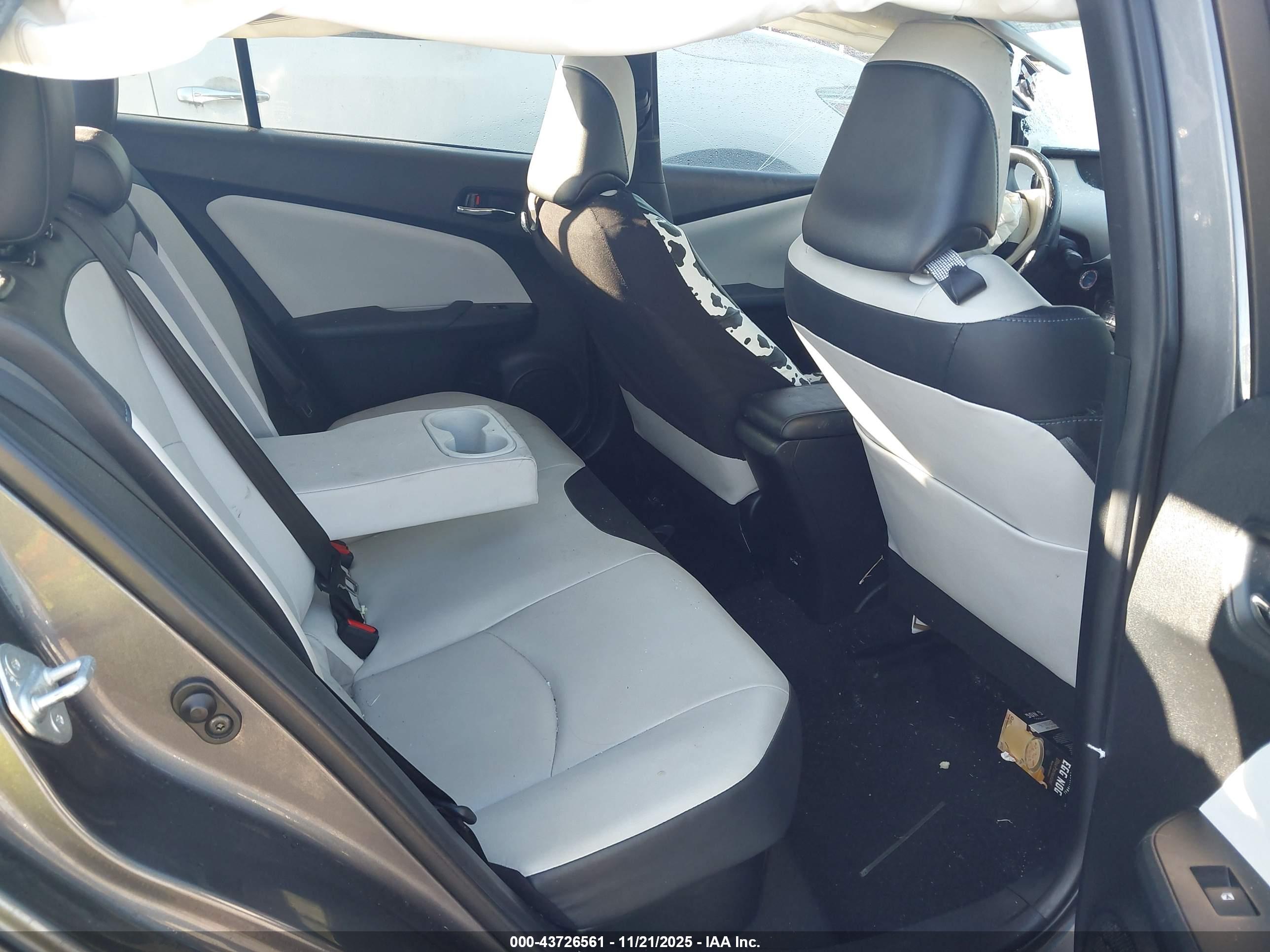 TOYOTA PRIUS image 8