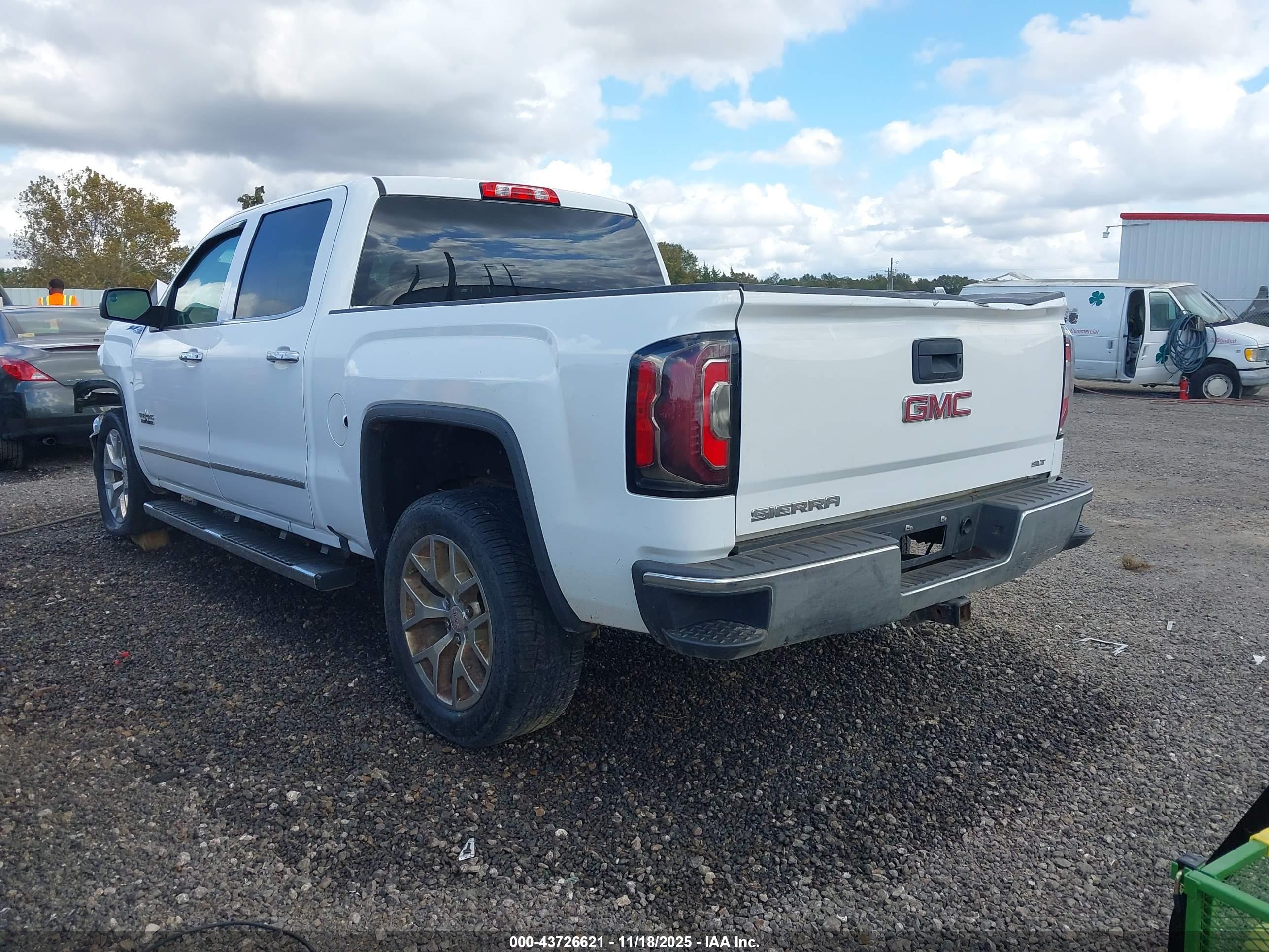 GMC SIERRA image 3