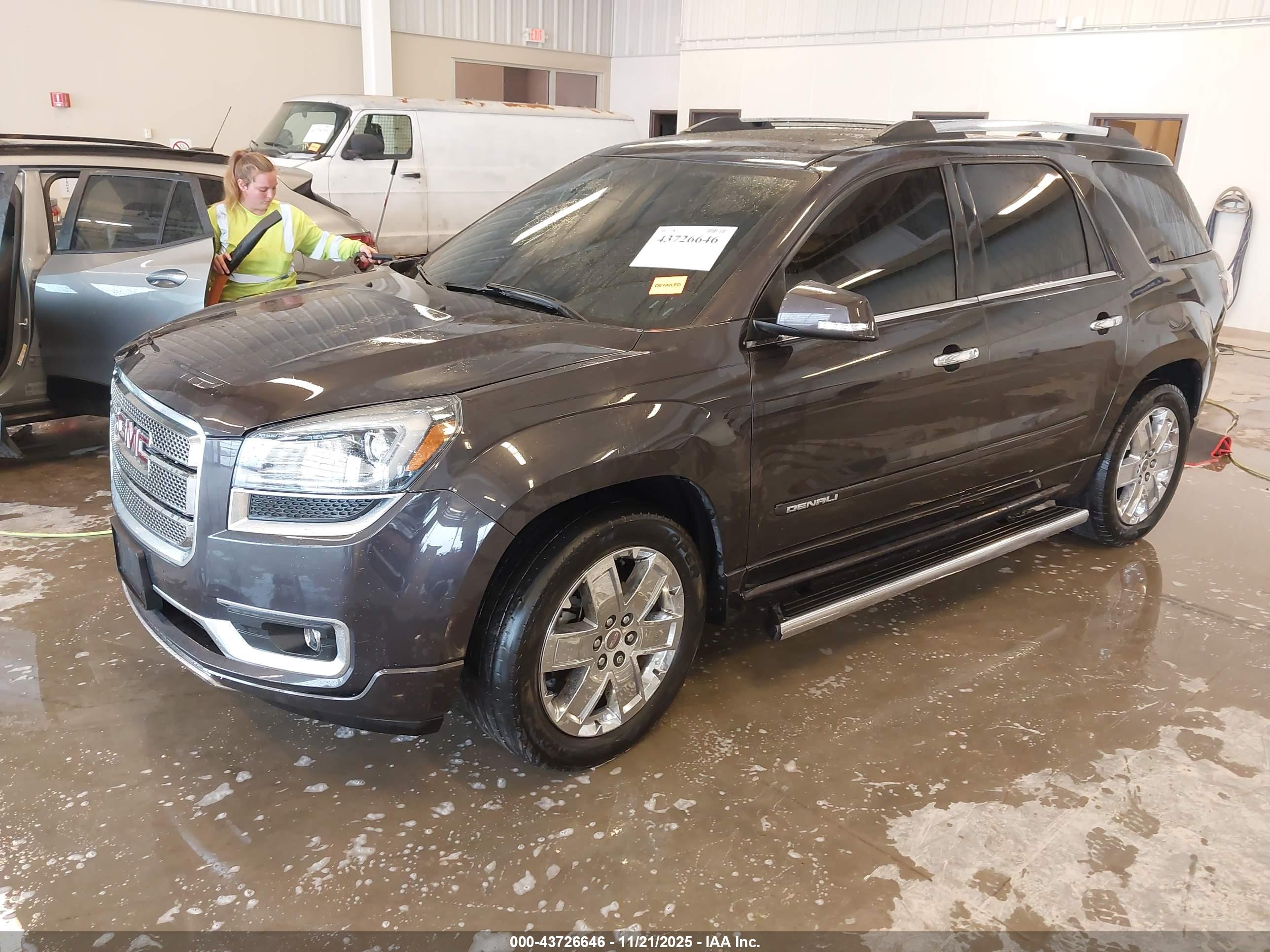 GMC ACADIA image 2