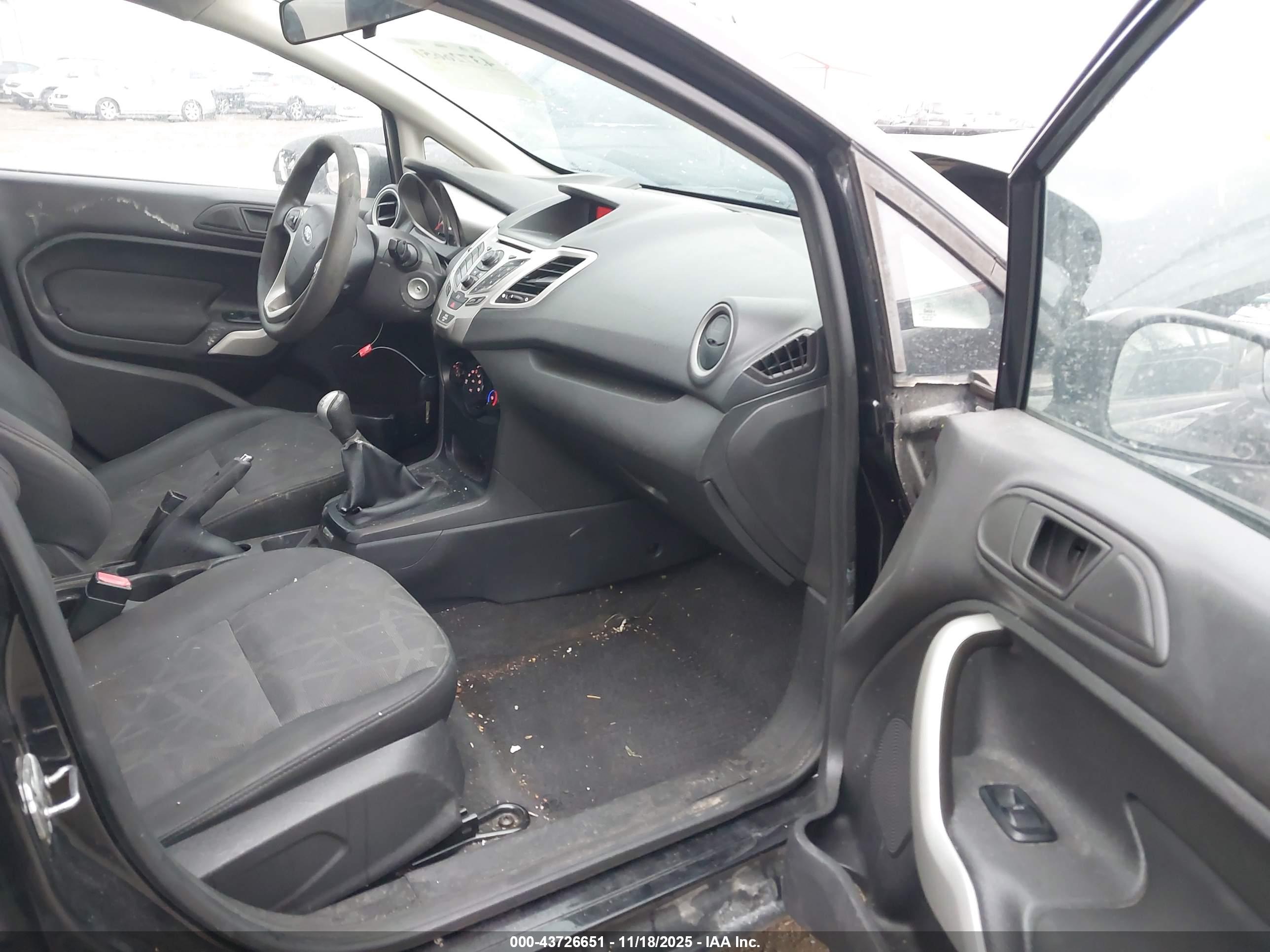 FORD FIESTA image 5