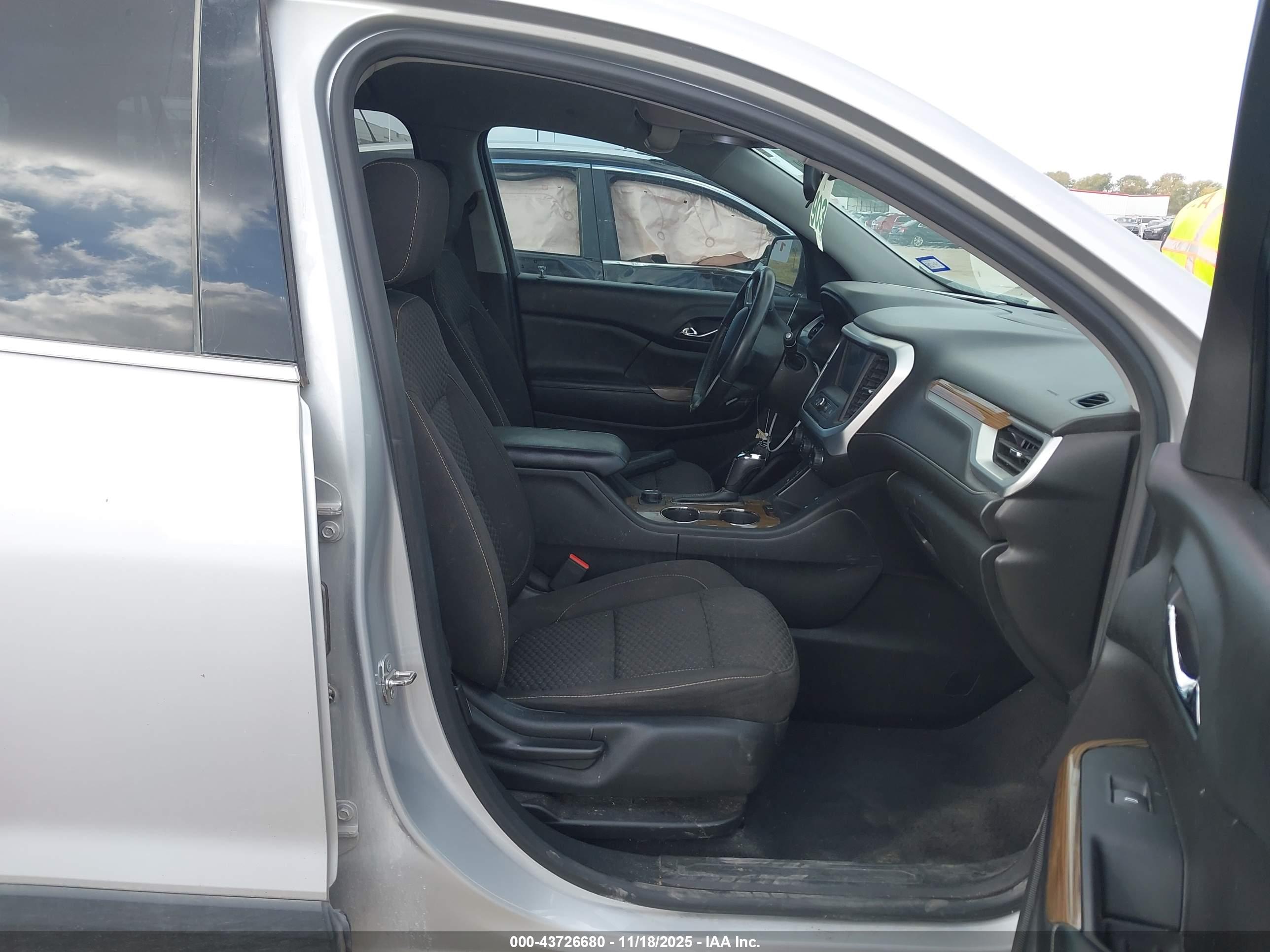 GMC ACADIA image 5