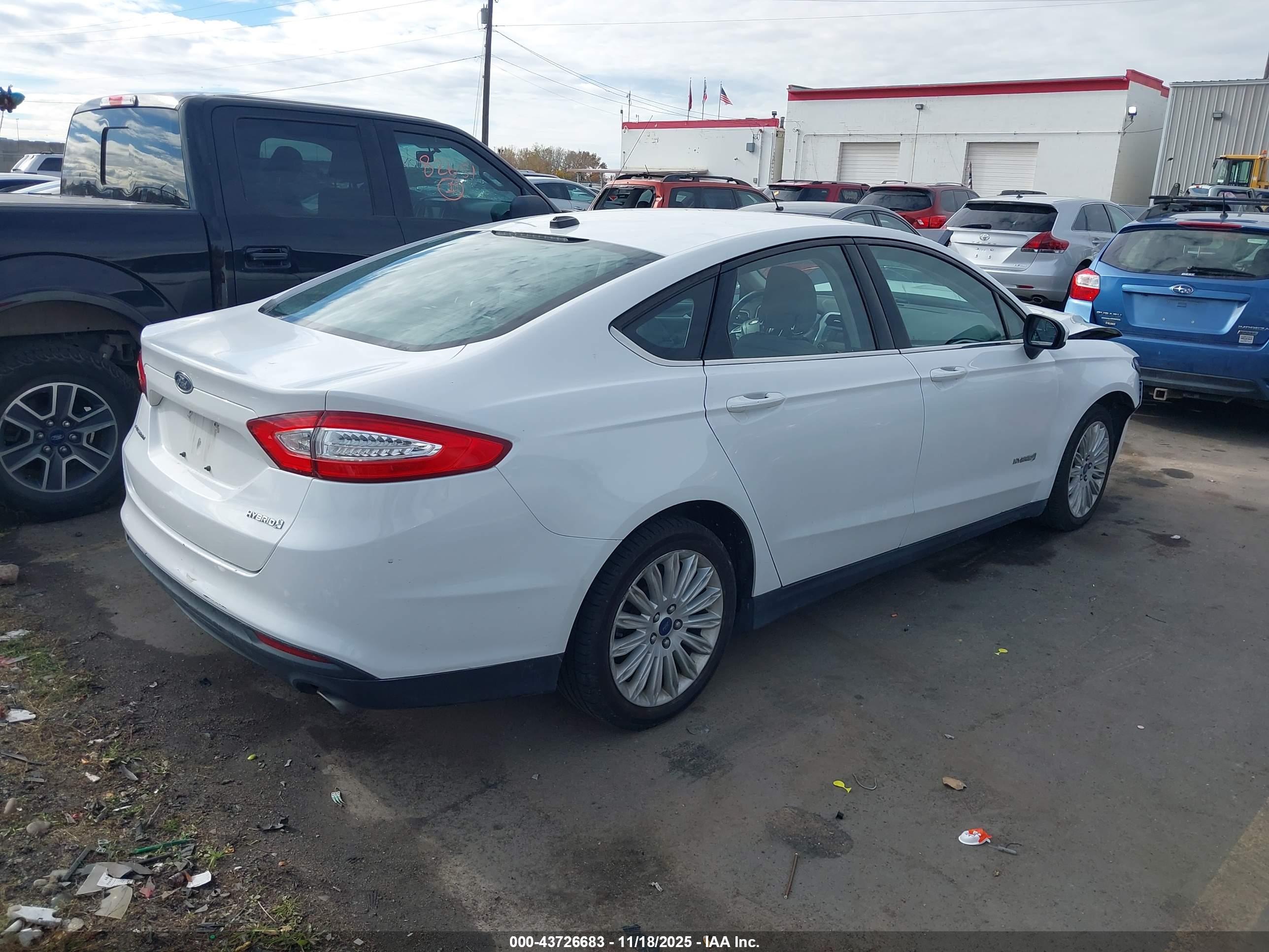 FORD FUSION image 4