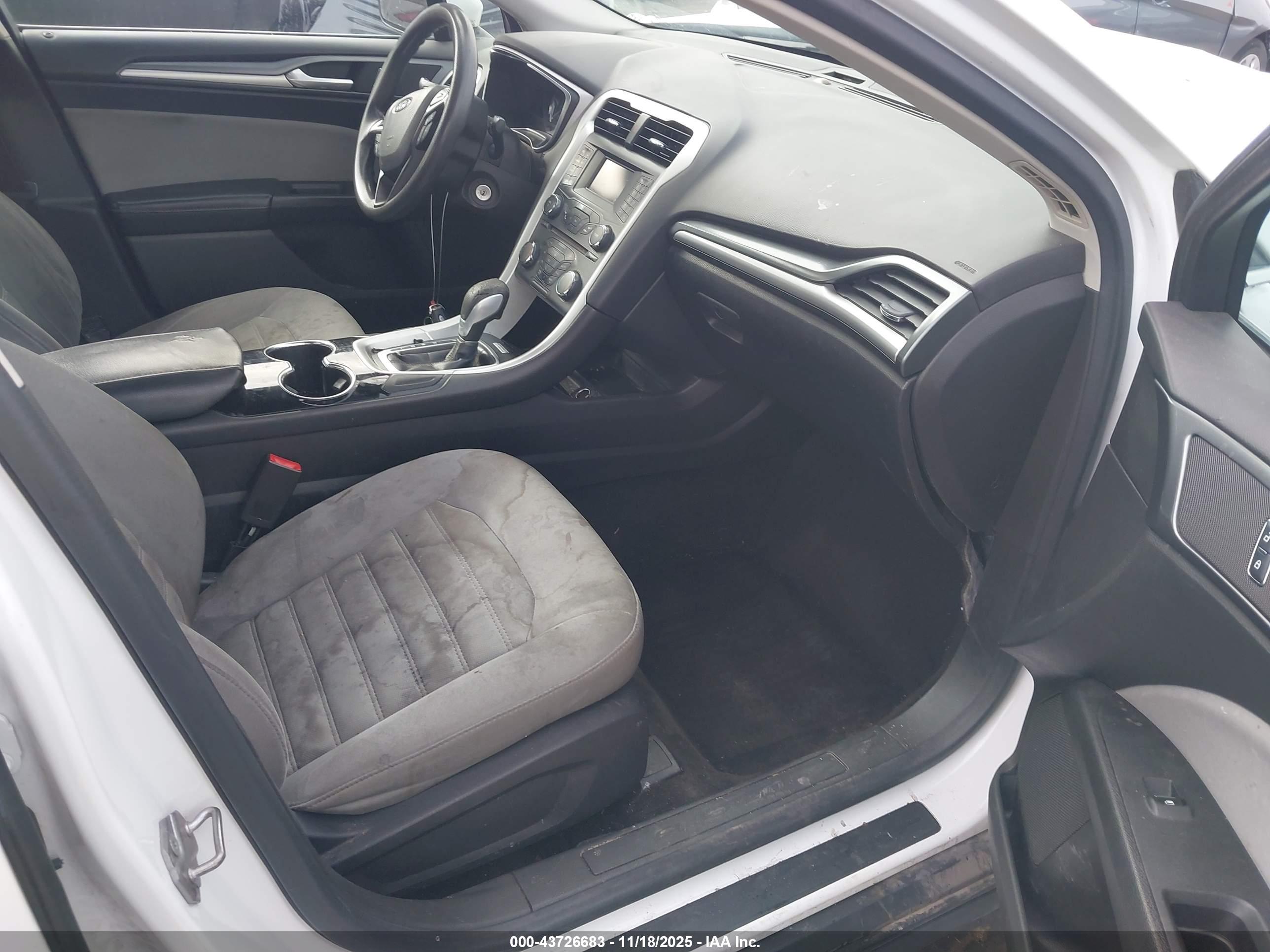 FORD FUSION image 5