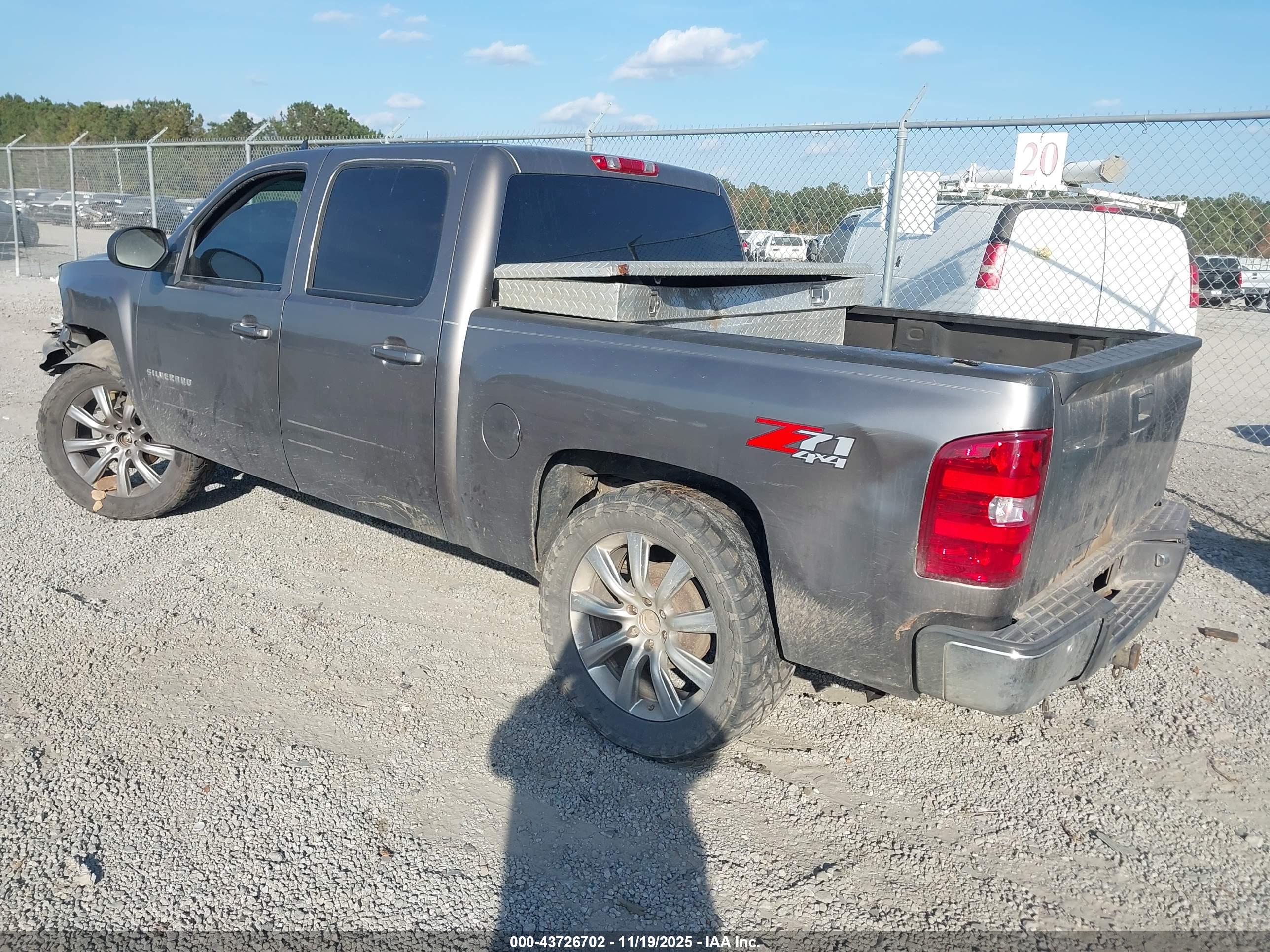 CHEVROLET SILVERADO image 3