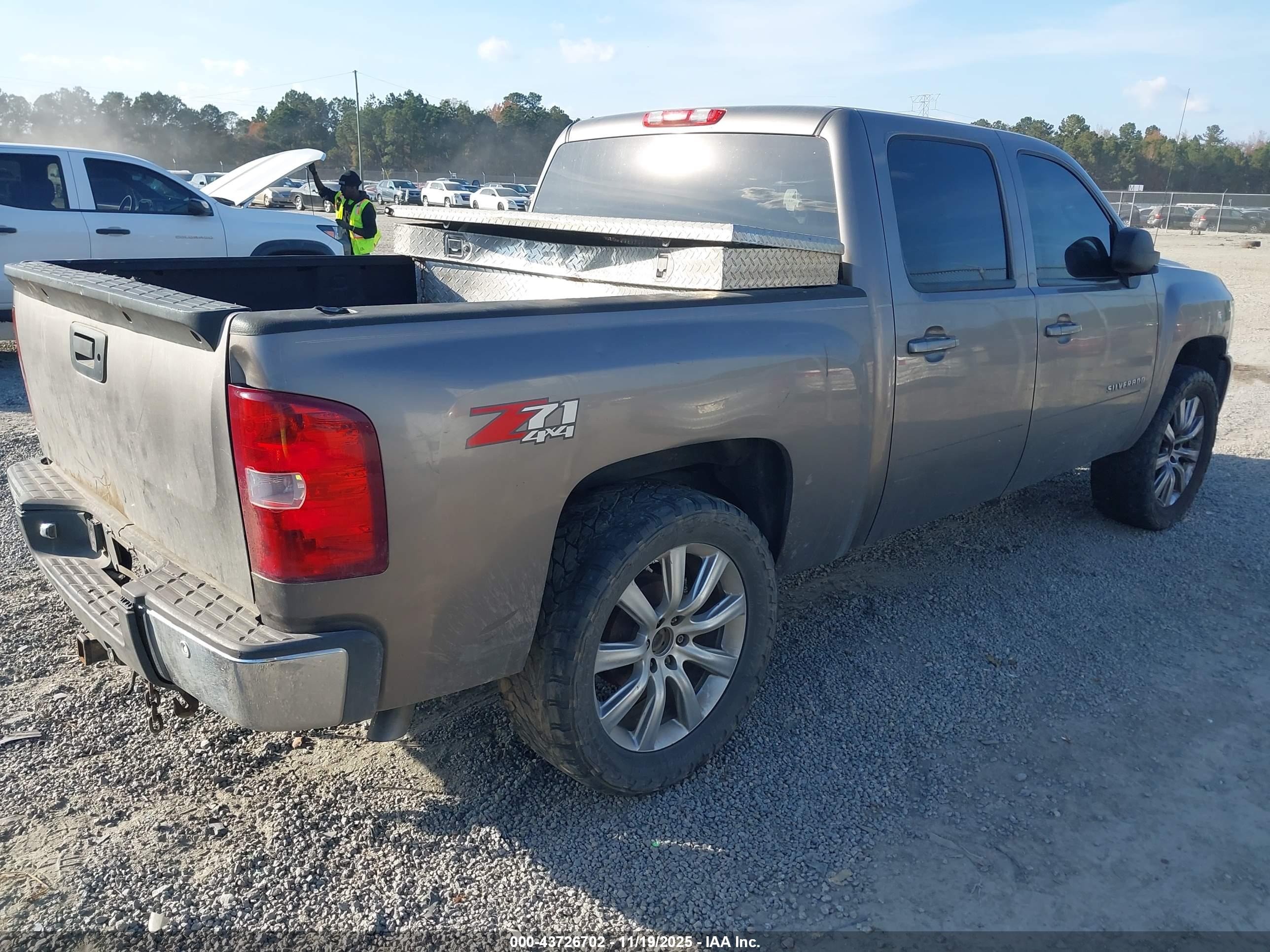 CHEVROLET SILVERADO image 4