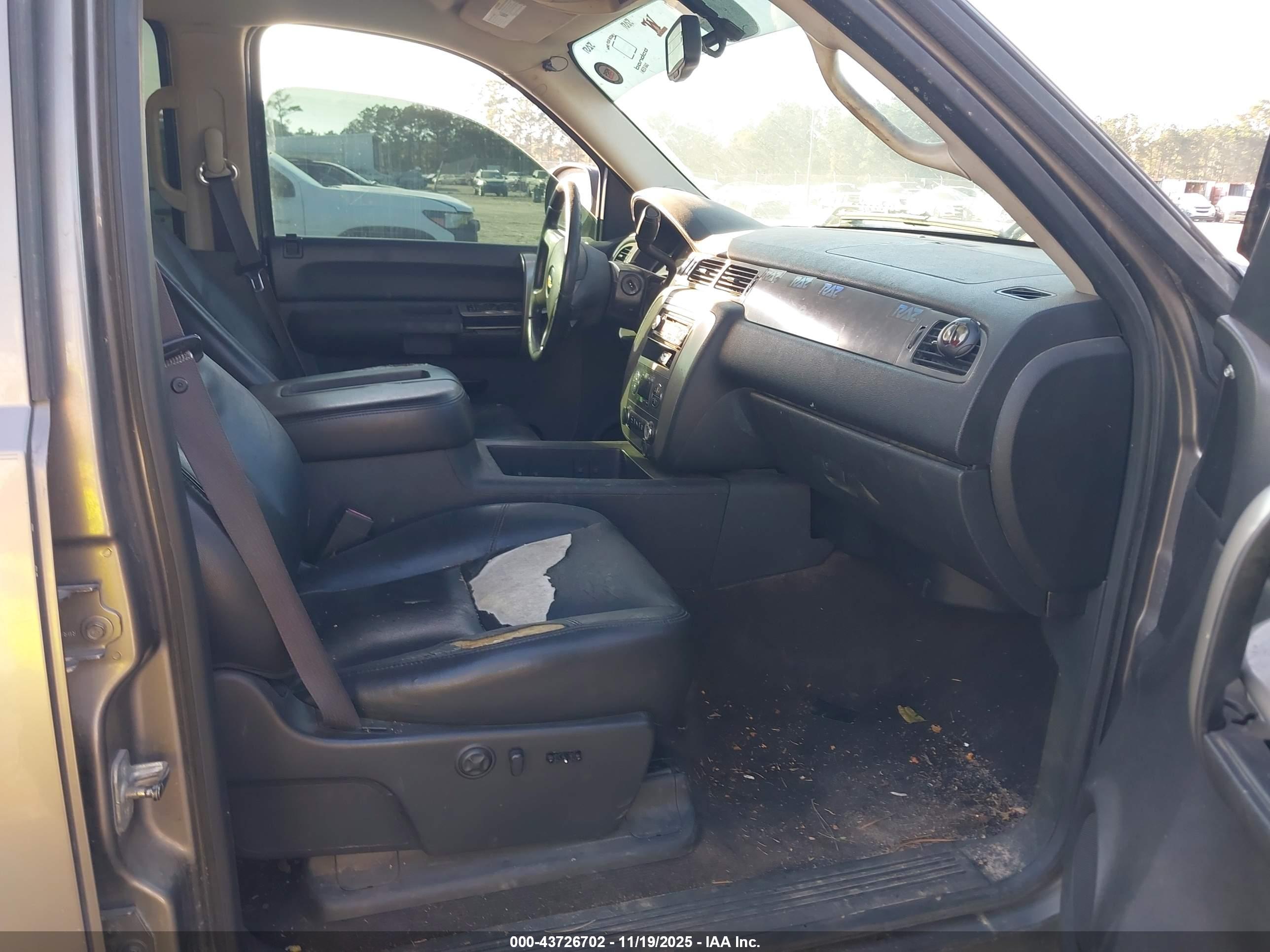 CHEVROLET SILVERADO image 5