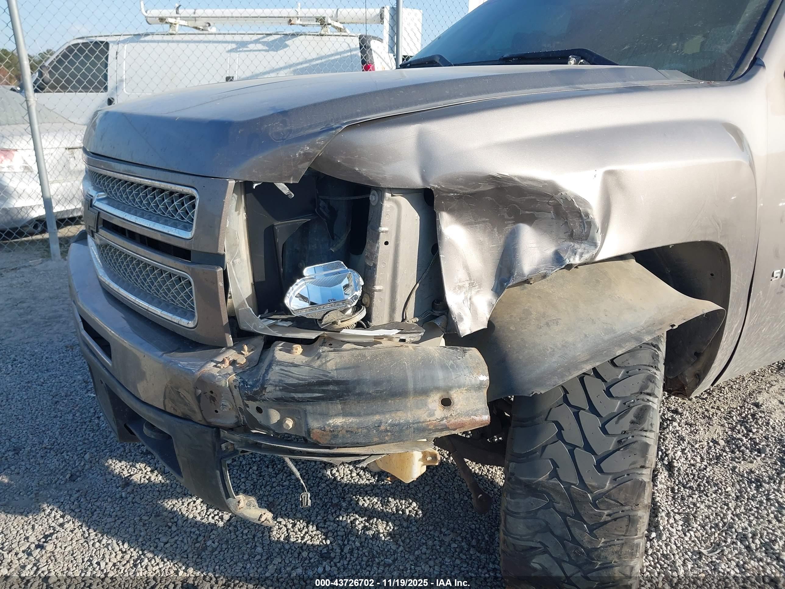 CHEVROLET SILVERADO image 6