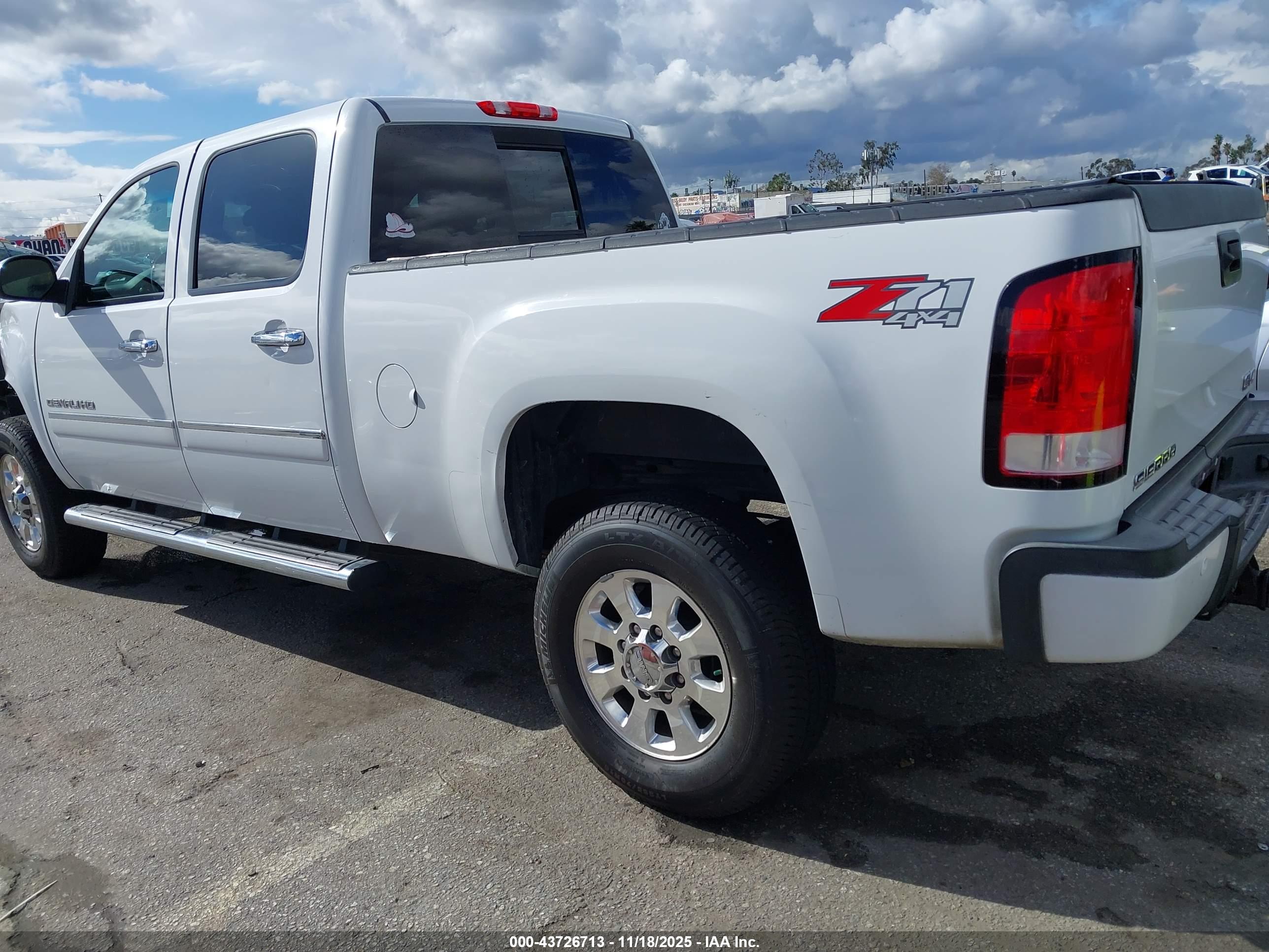 GMC SIERRA image 3