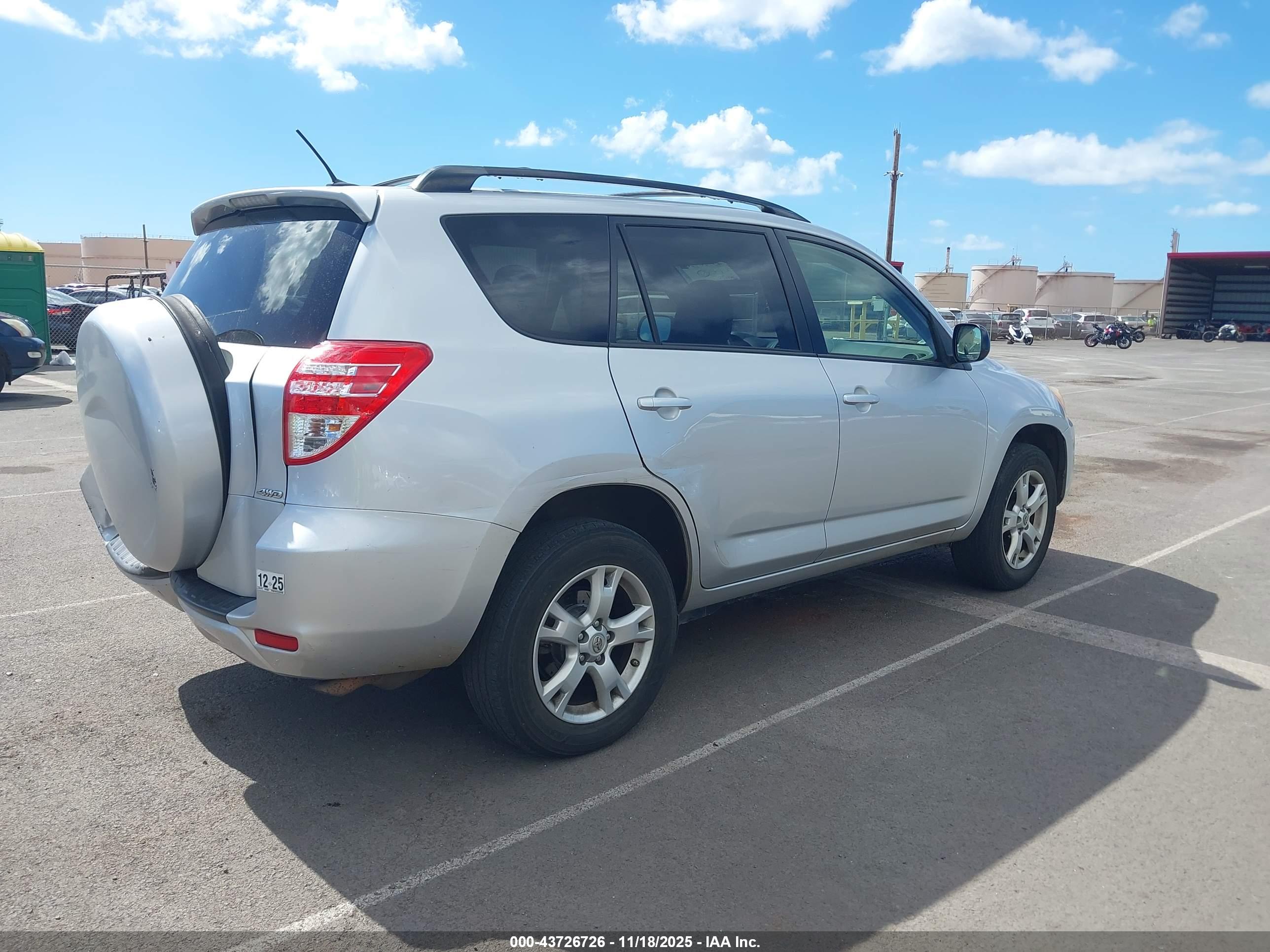 TOYOTA RAV4 image 4
