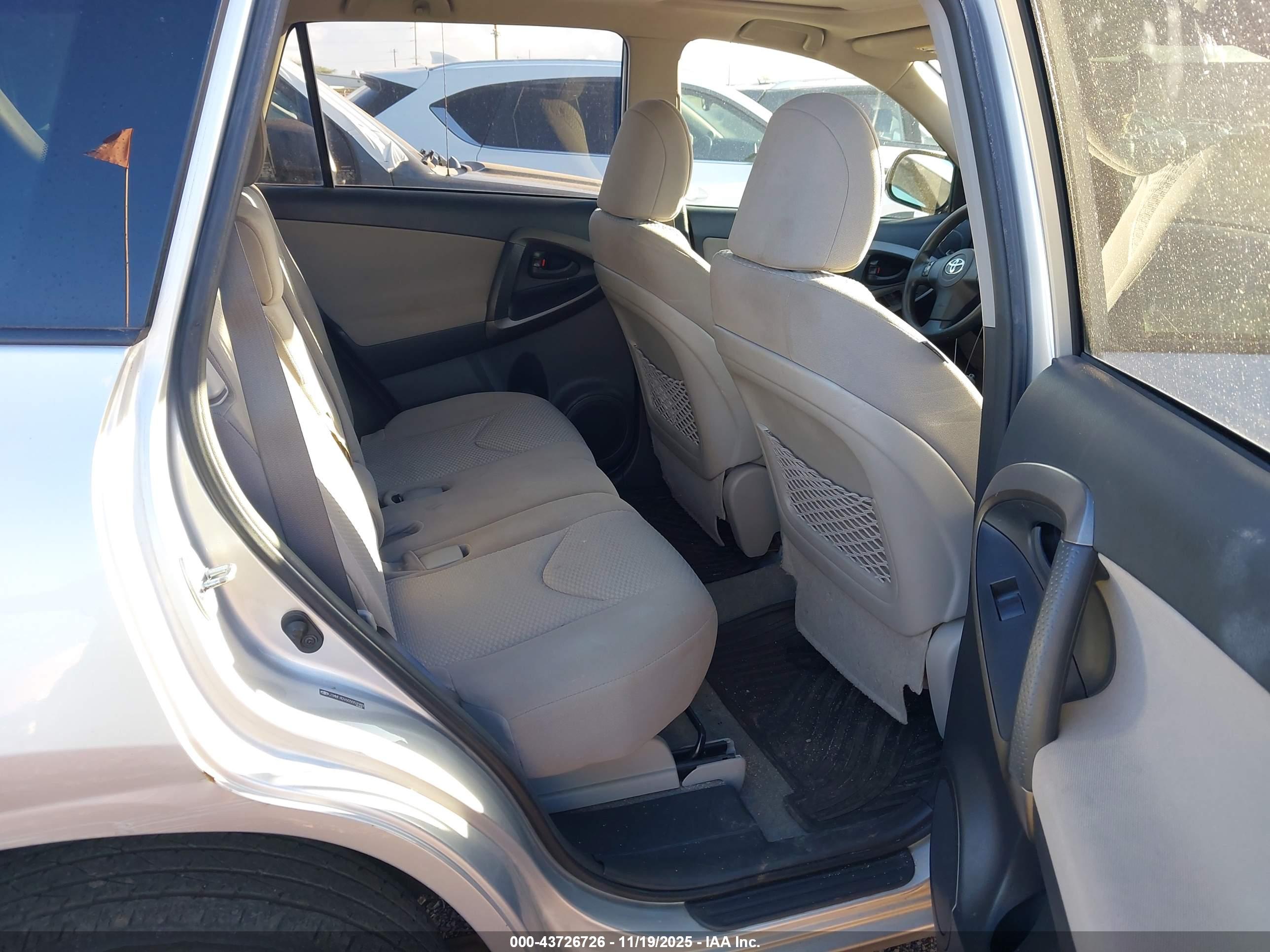 TOYOTA RAV4 image 8