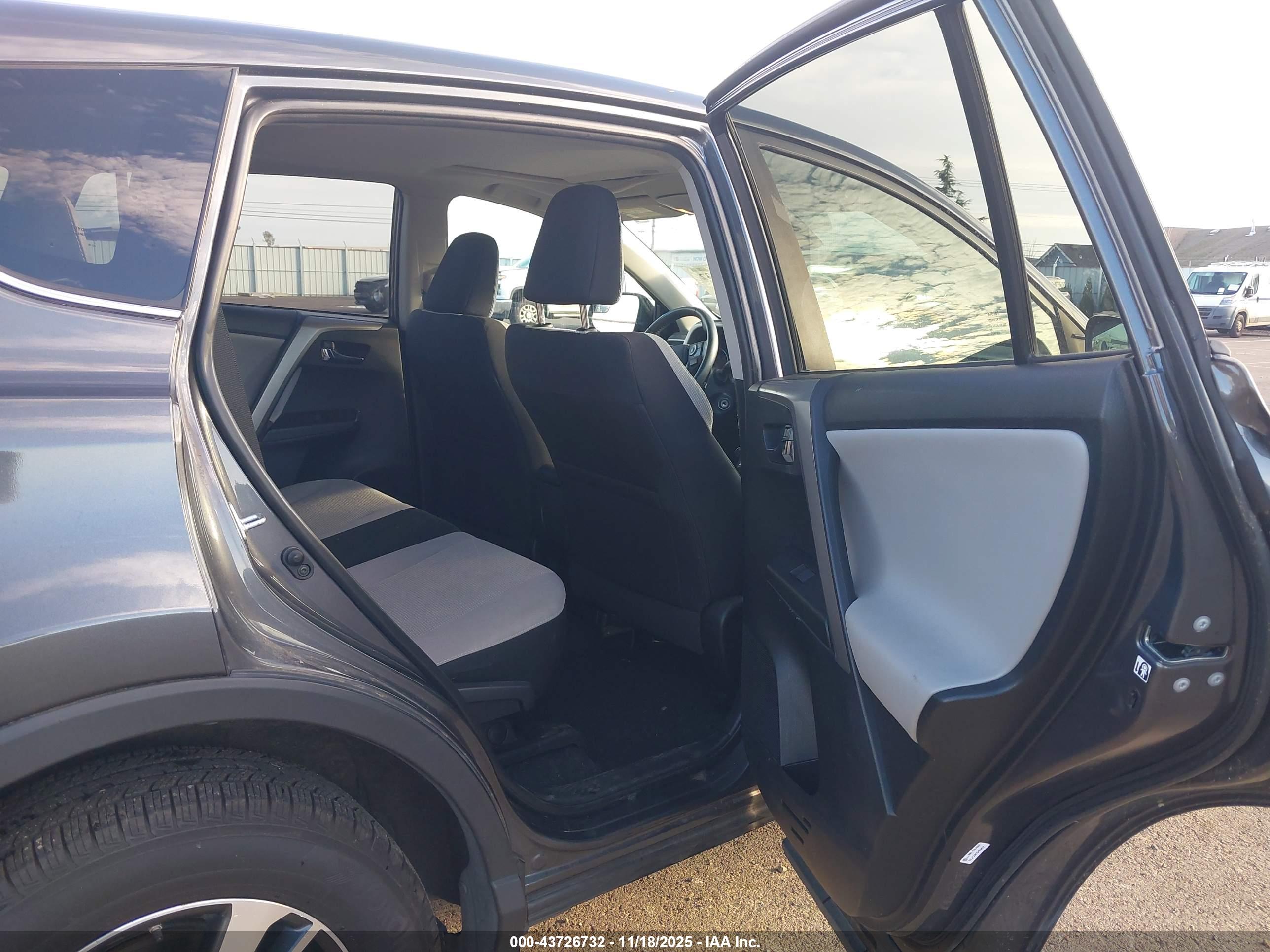 TOYOTA RAV4 image 8