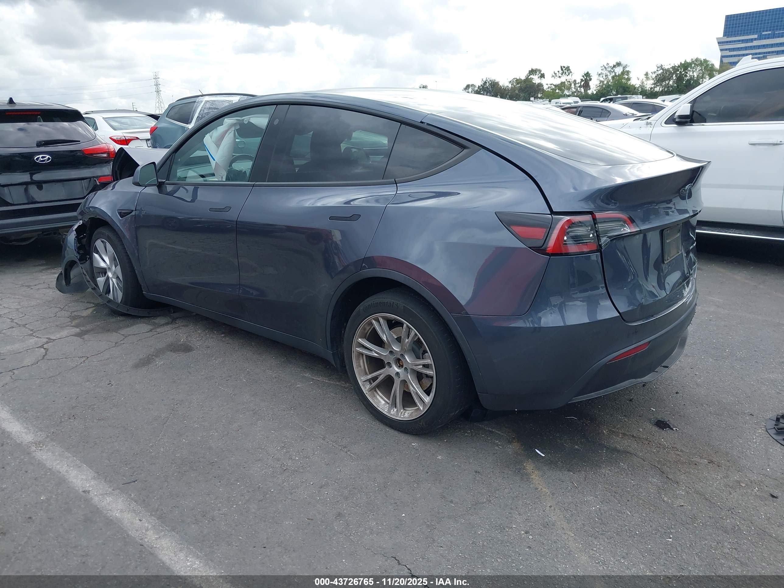 TESLA MODEL image 3