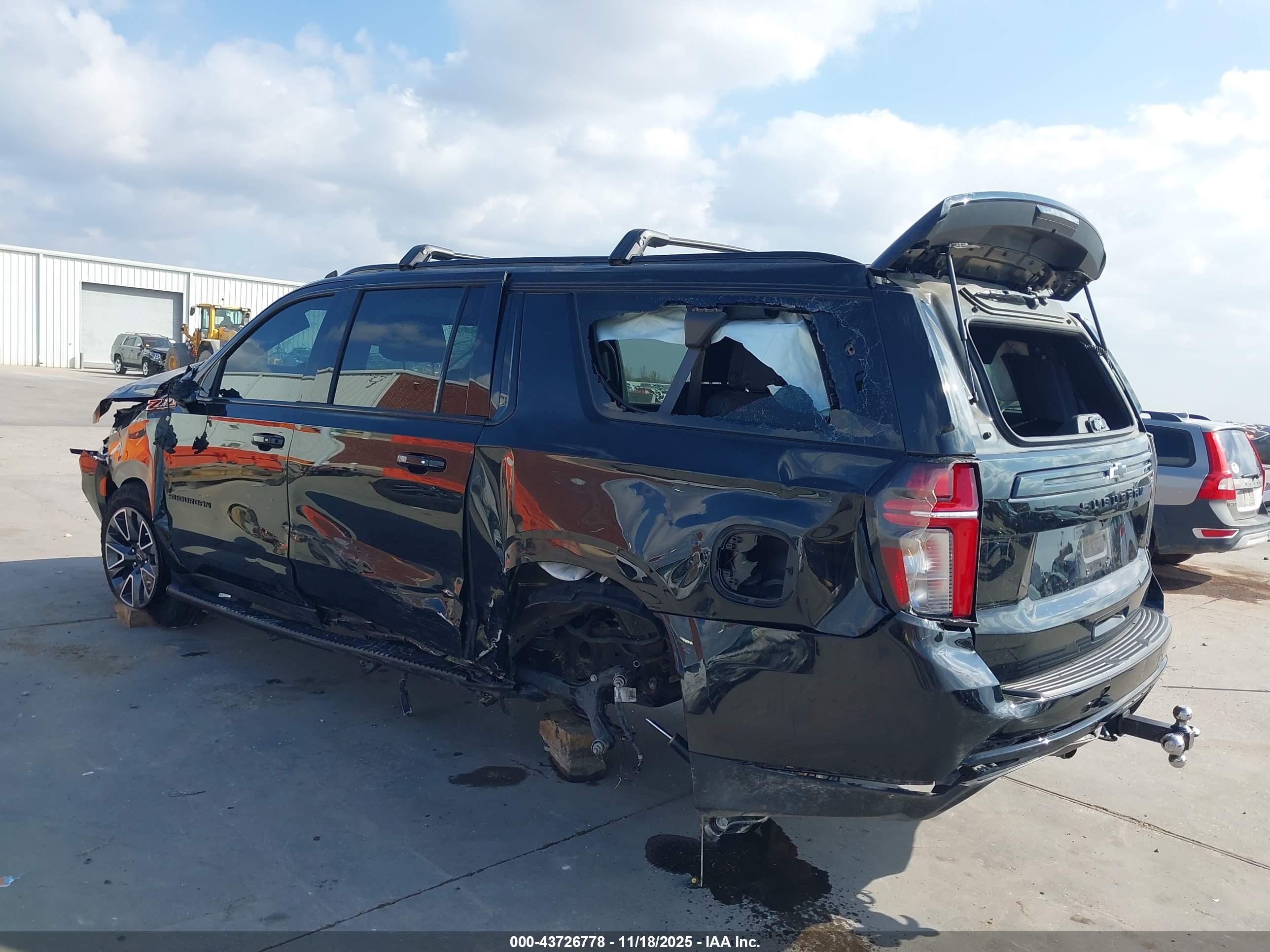 CHEVROLET SUBURBAN image 3