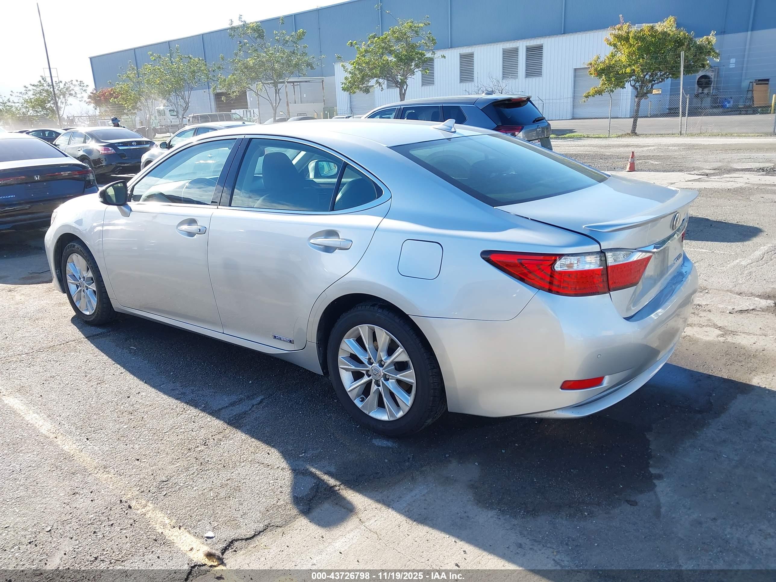 LEXUS ES image 3