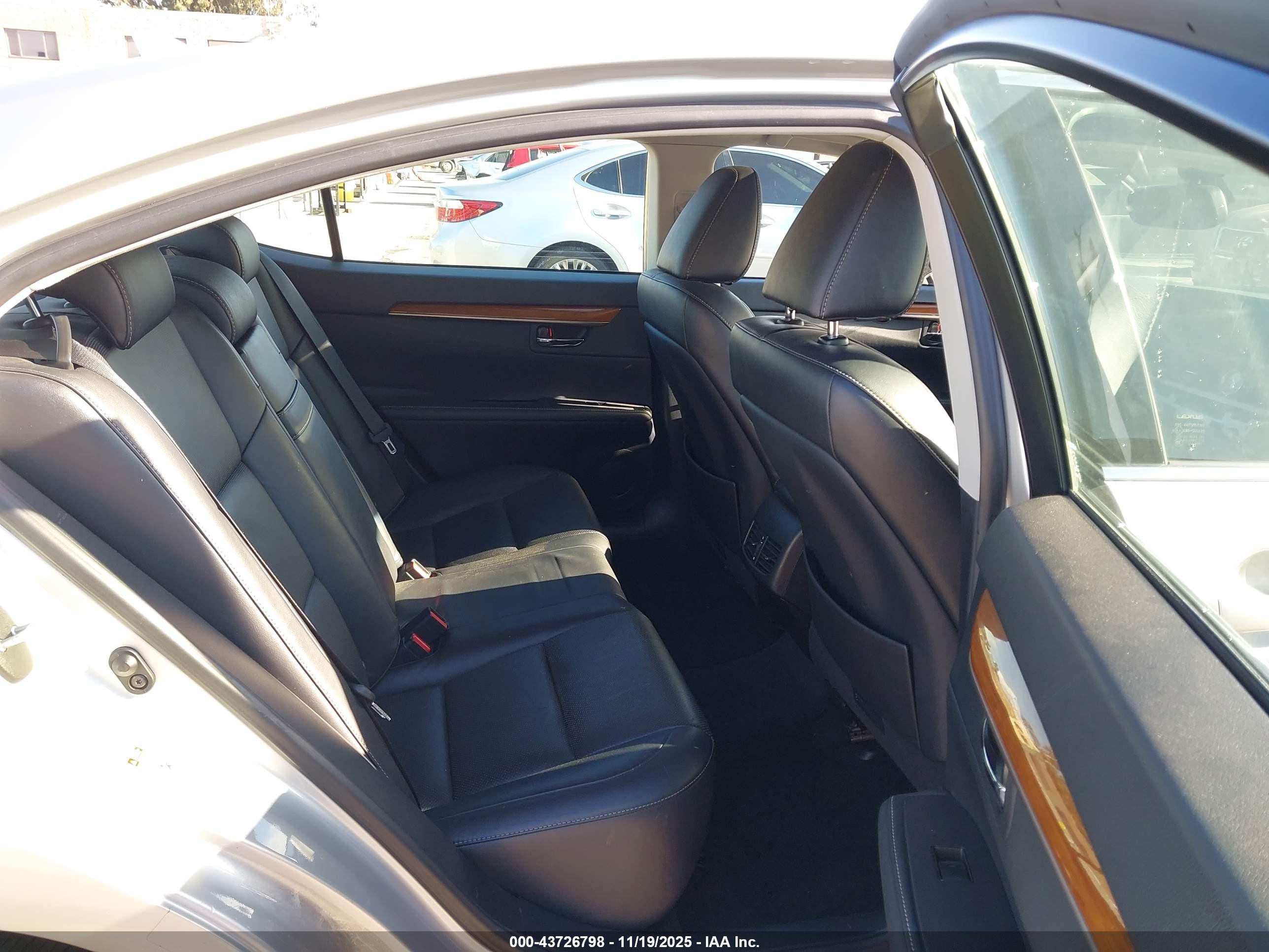 LEXUS ES image 8