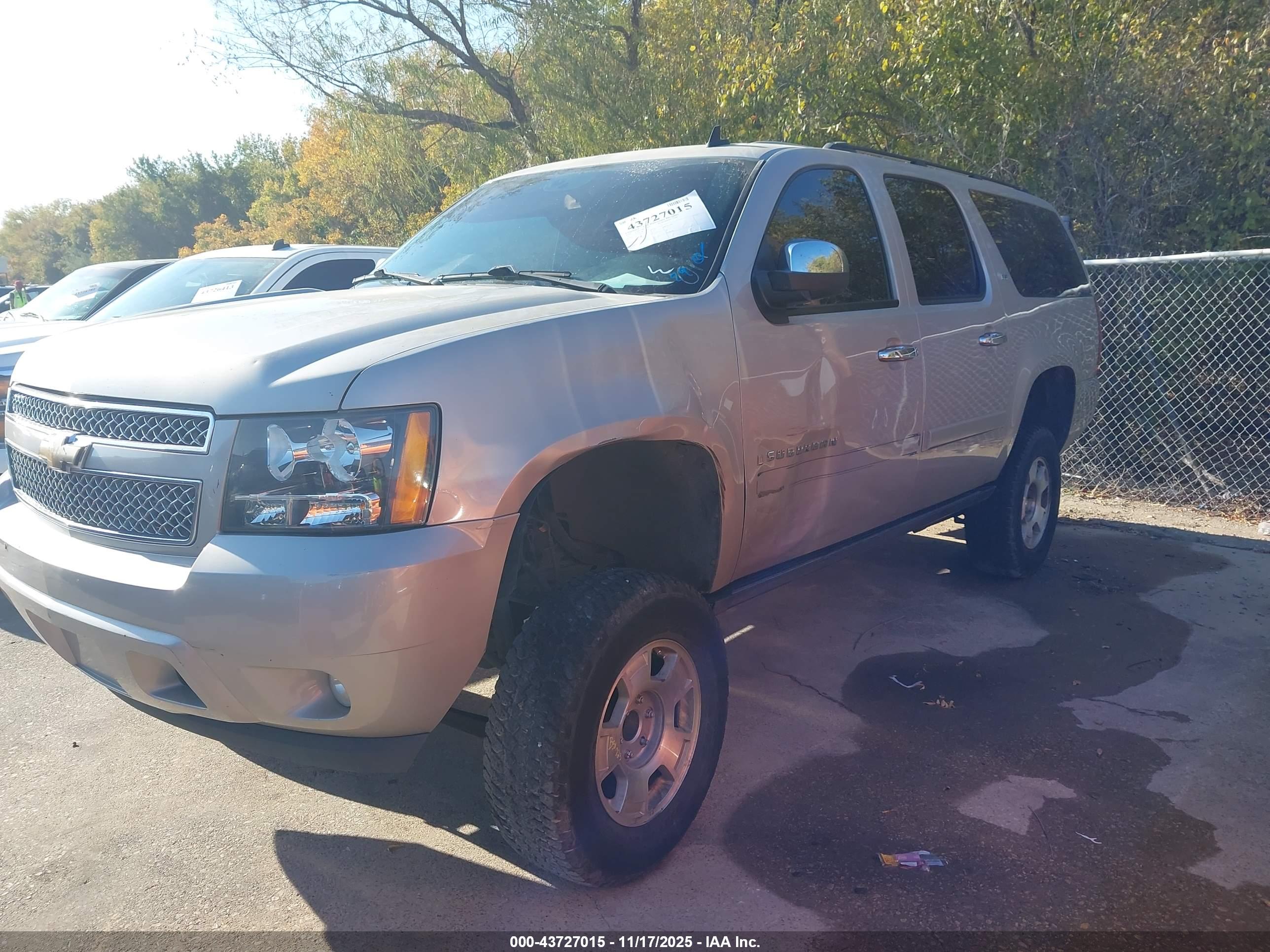 CHEVROLET SUBURBAN image 2