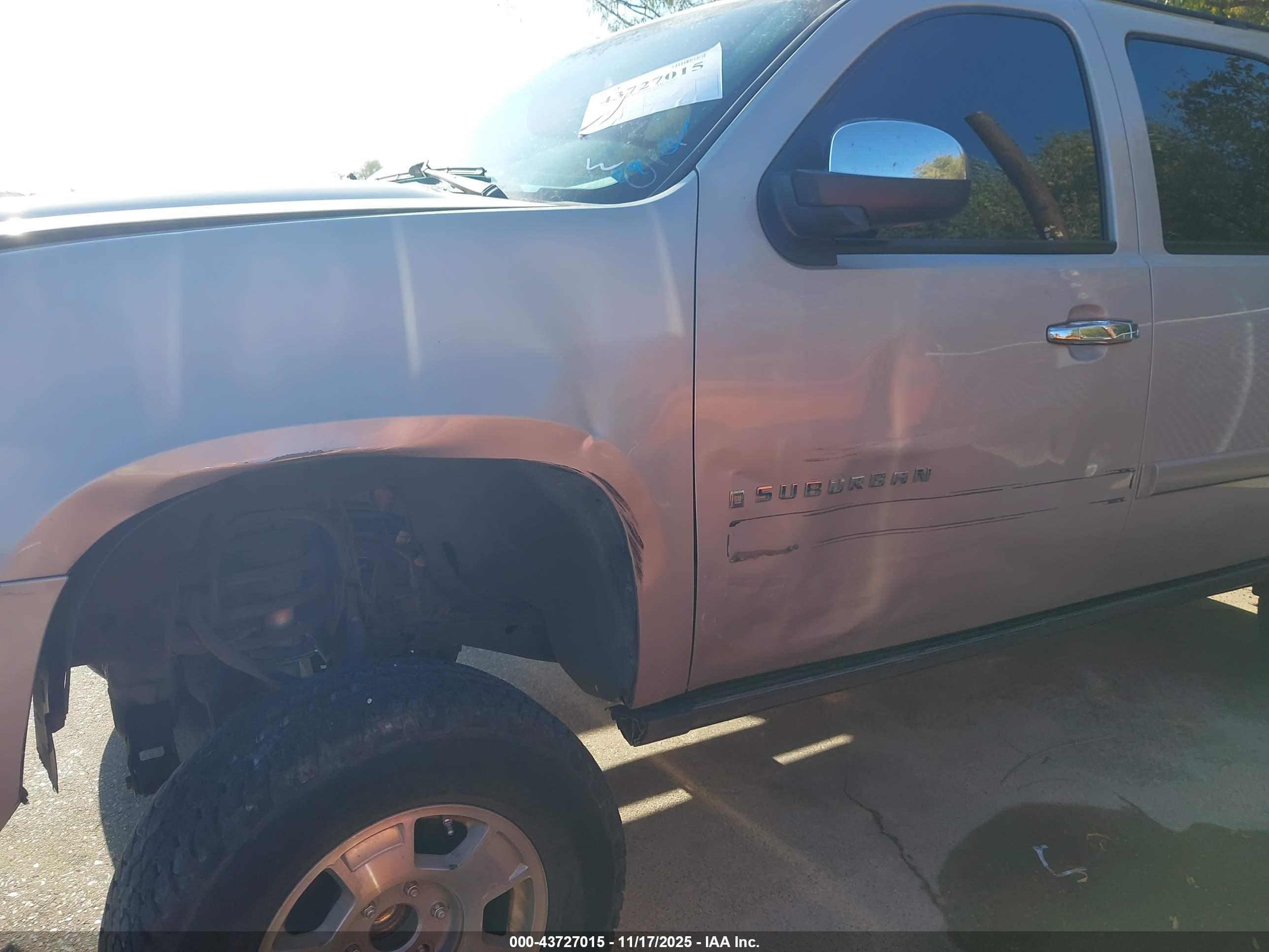 CHEVROLET SUBURBAN image 6
