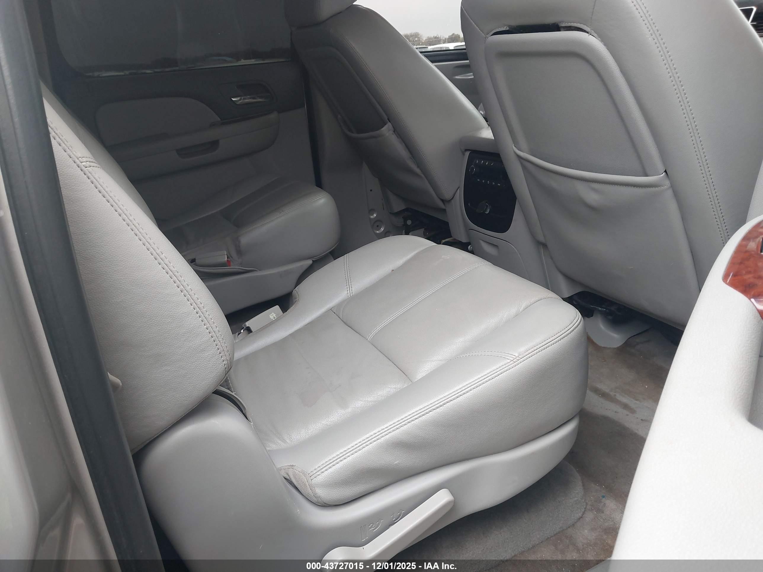 CHEVROLET SUBURBAN image 8