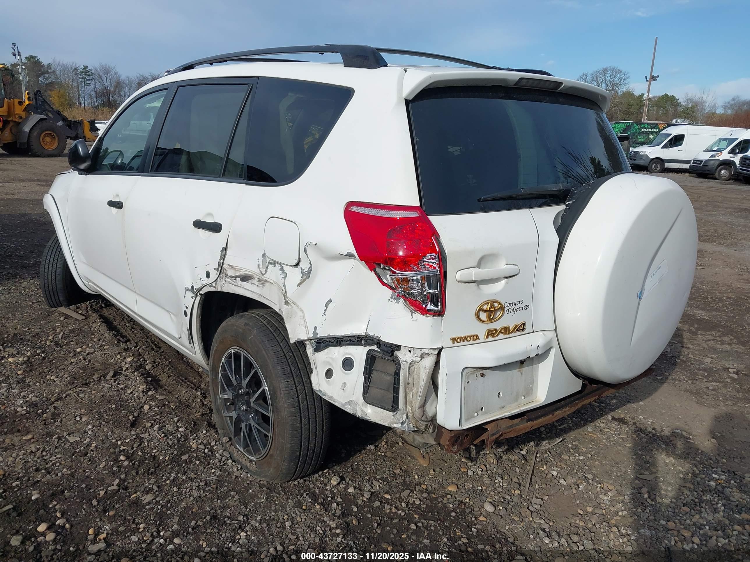 TOYOTA RAV4 image 3