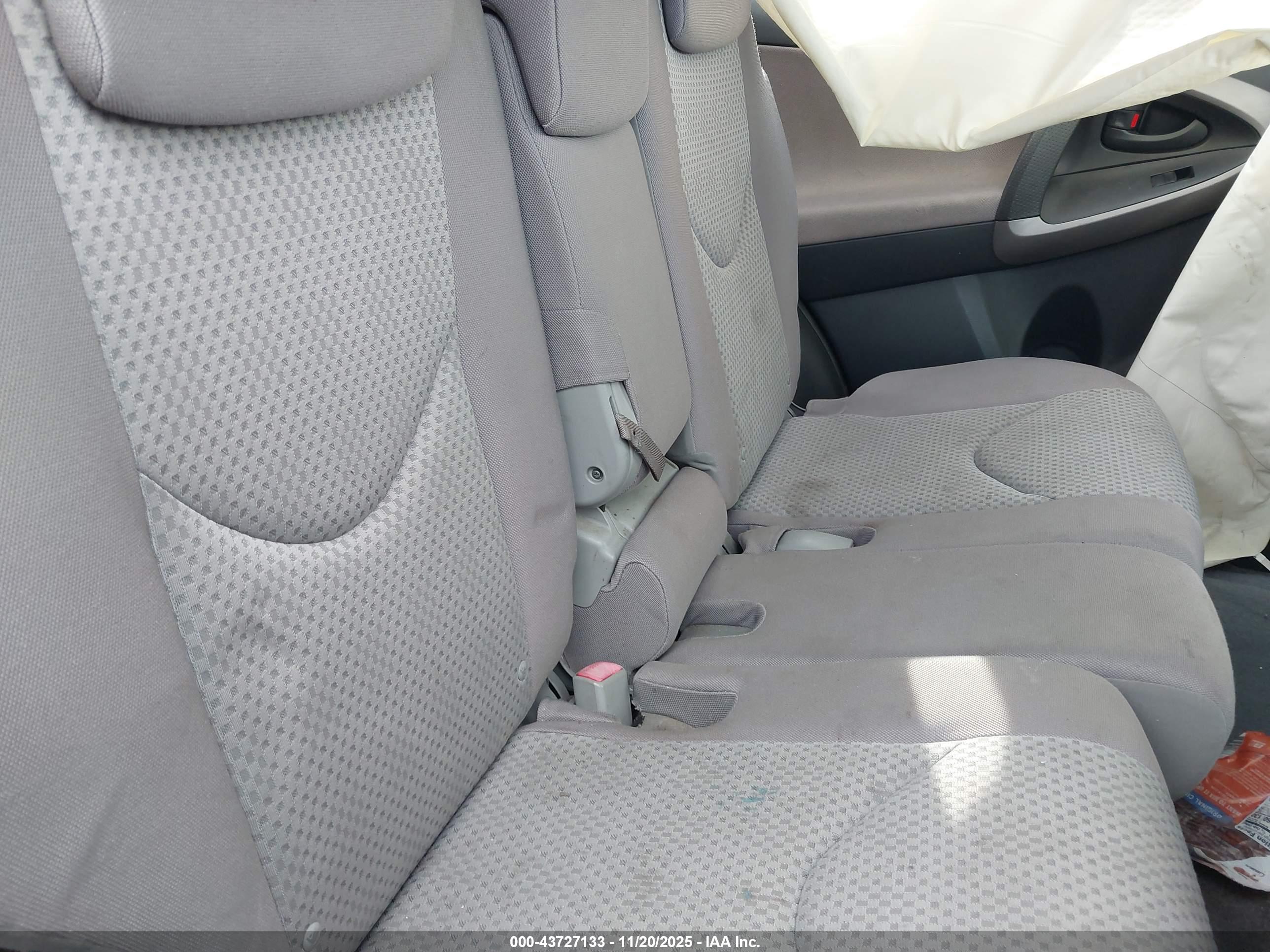 TOYOTA RAV4 image 8