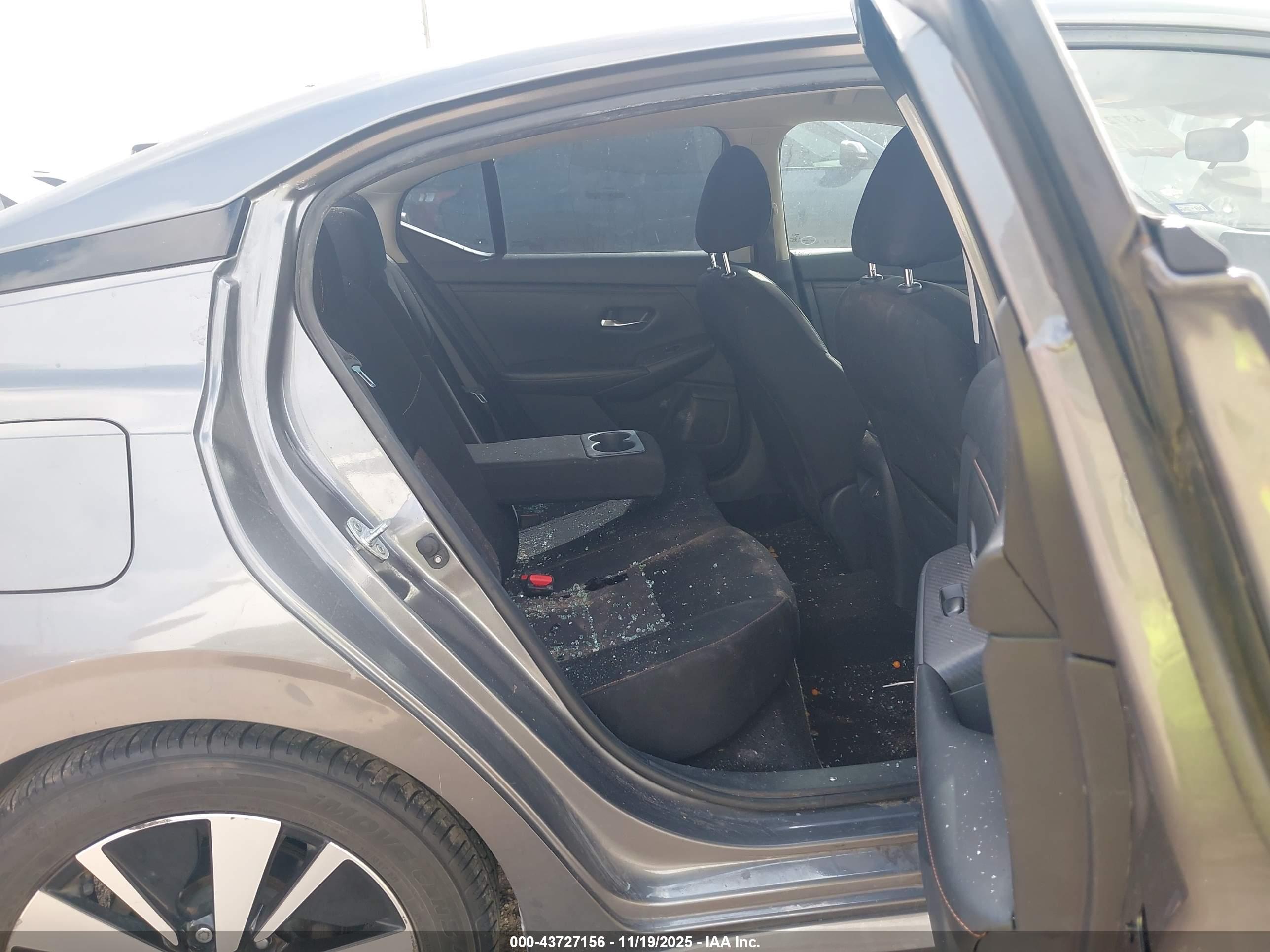 NISSAN SENTRA image 8