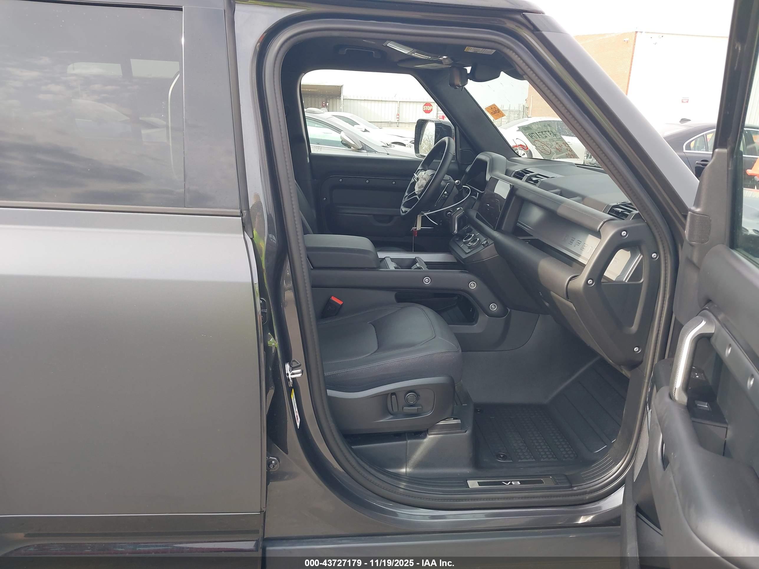 LAND ROVER image 5