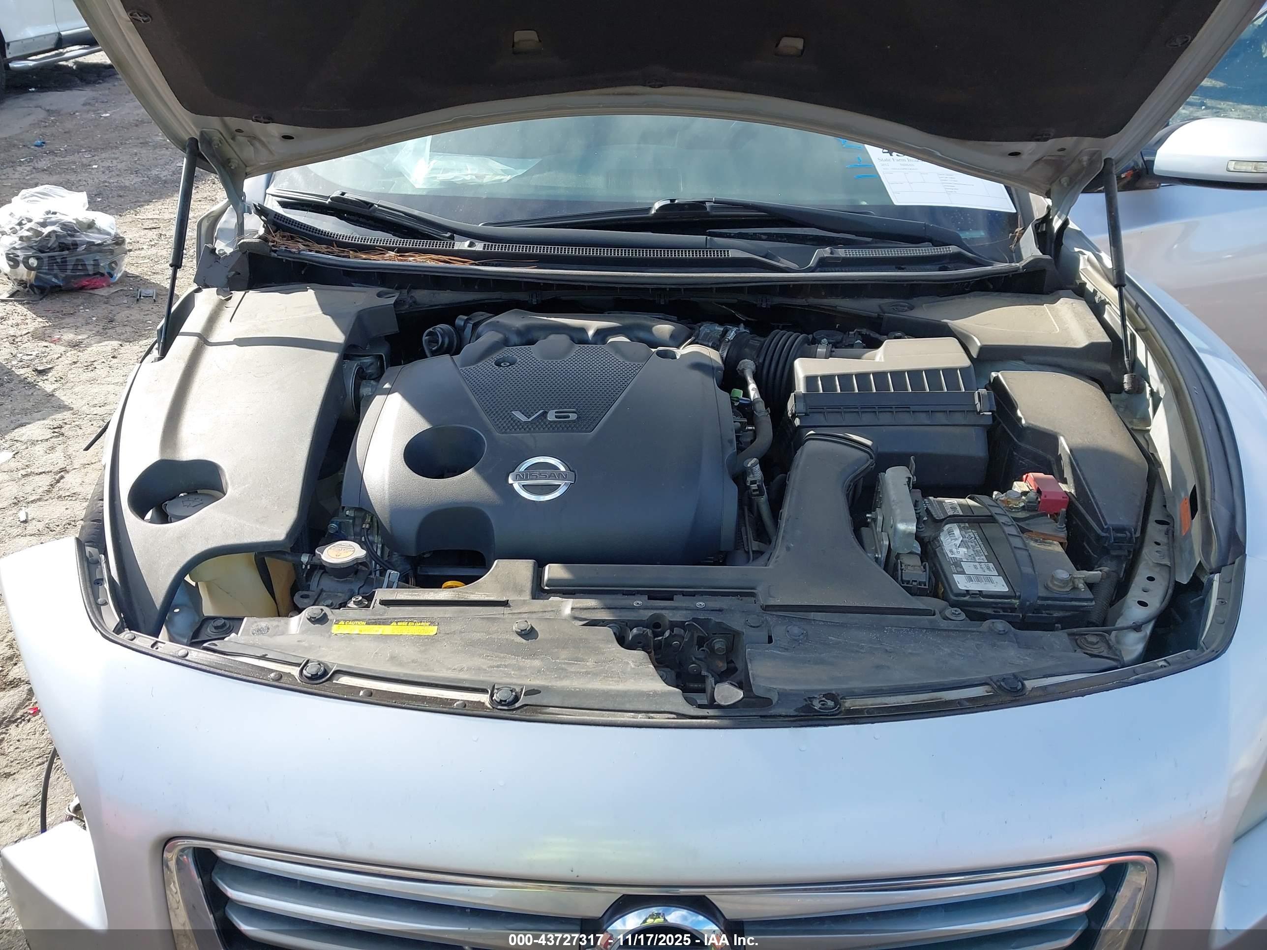 NISSAN MAXIMA image 10