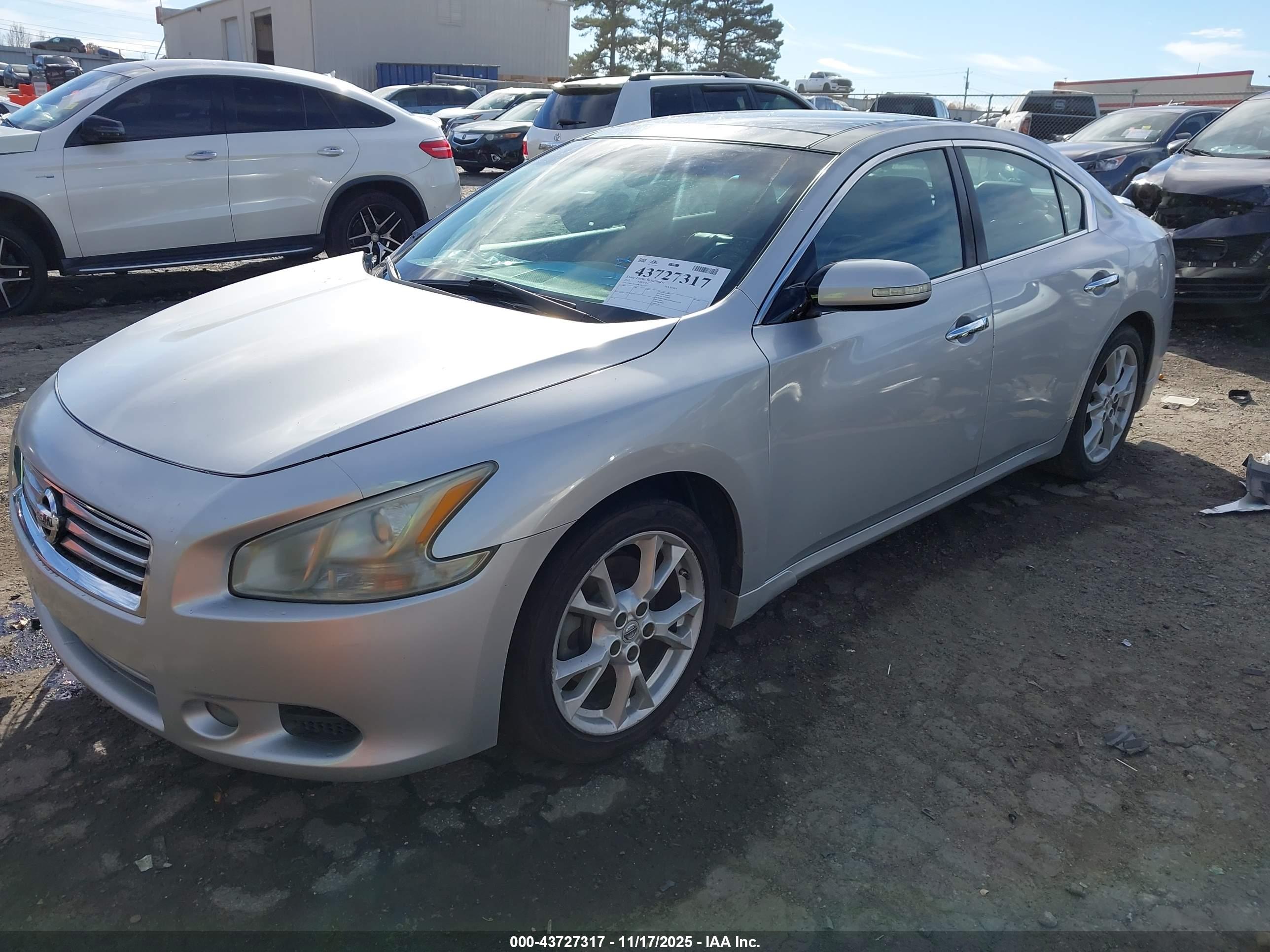 NISSAN MAXIMA image 2