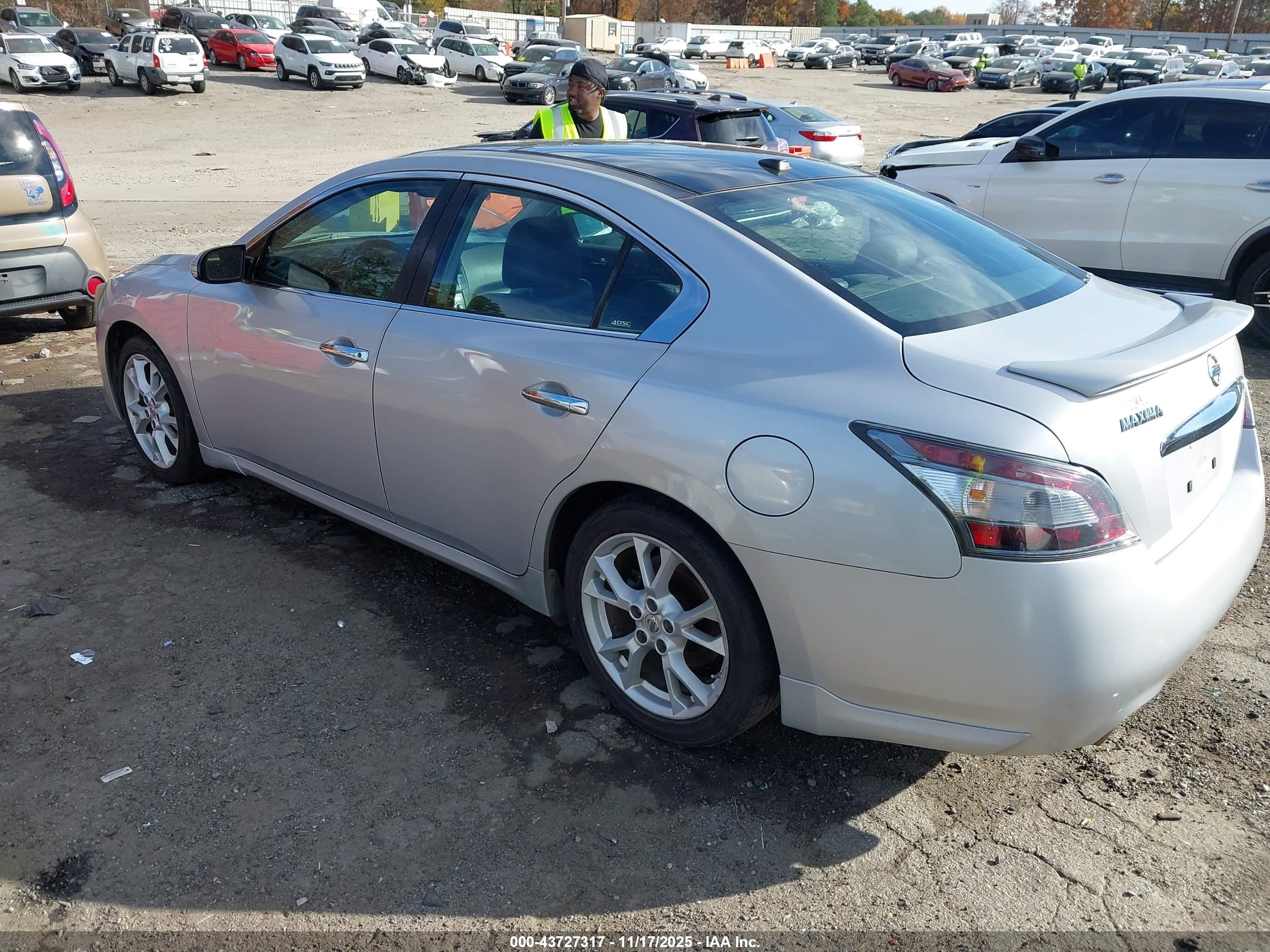 NISSAN MAXIMA image 3