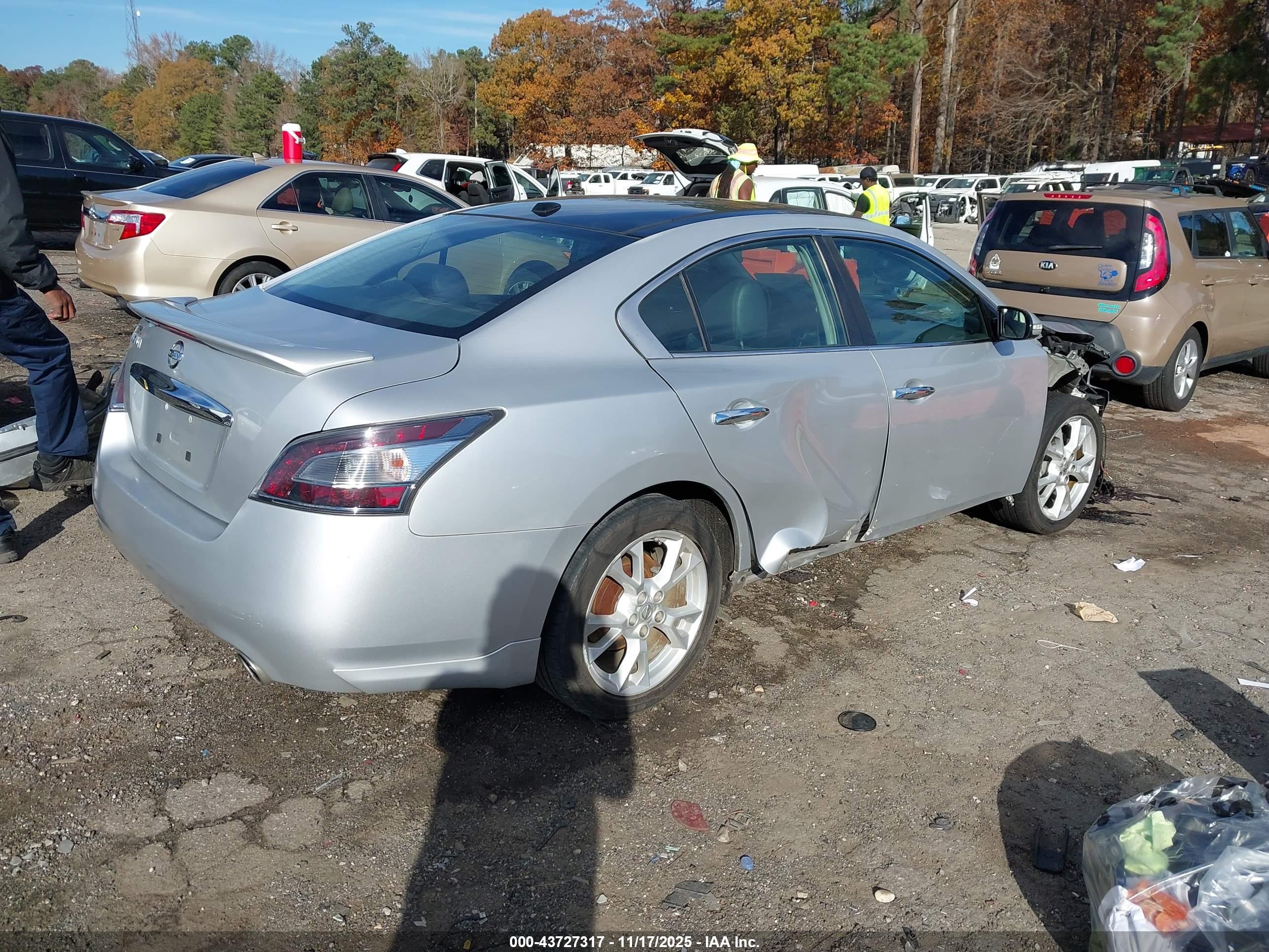 NISSAN MAXIMA image 4