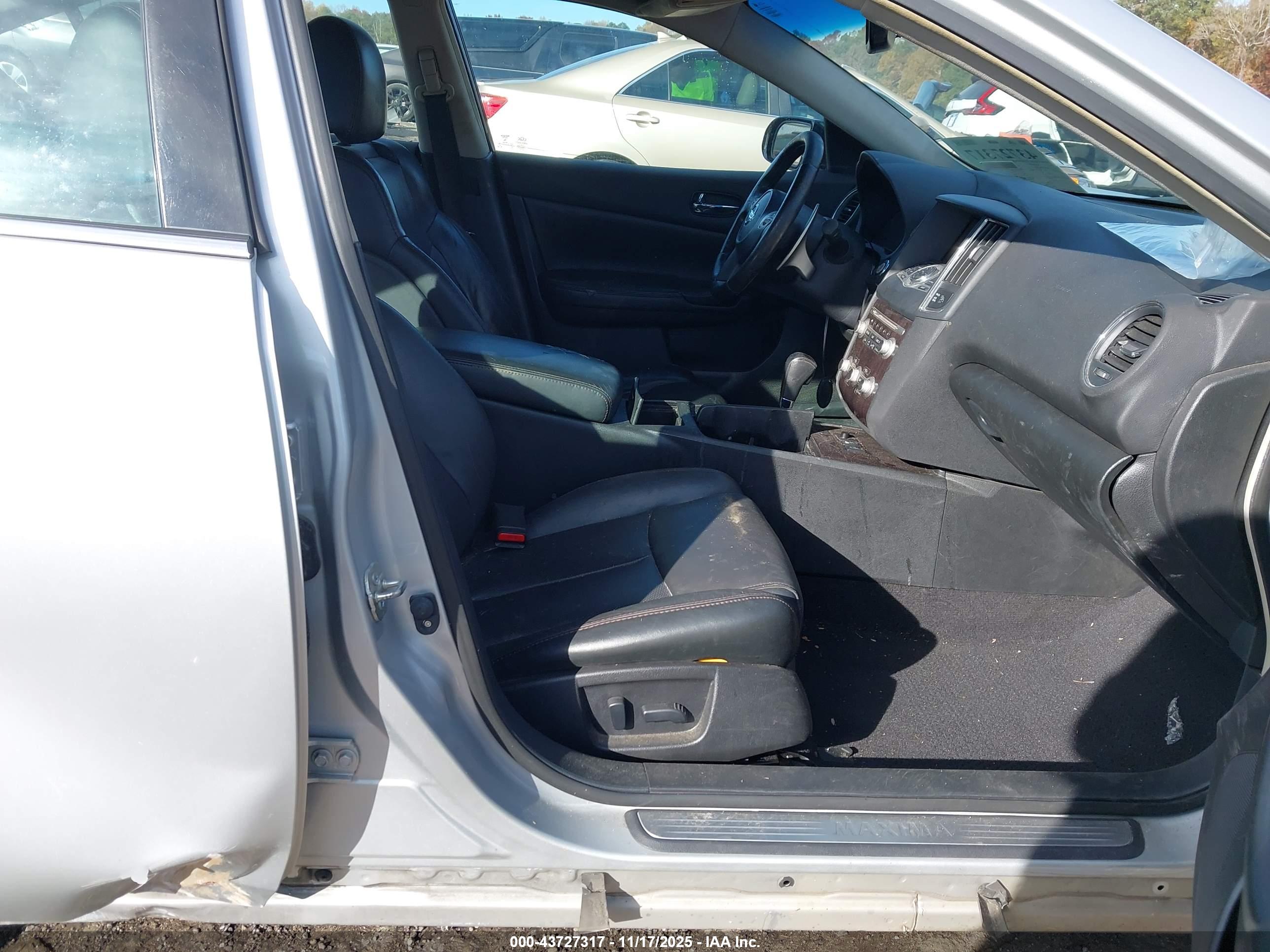 NISSAN MAXIMA image 5