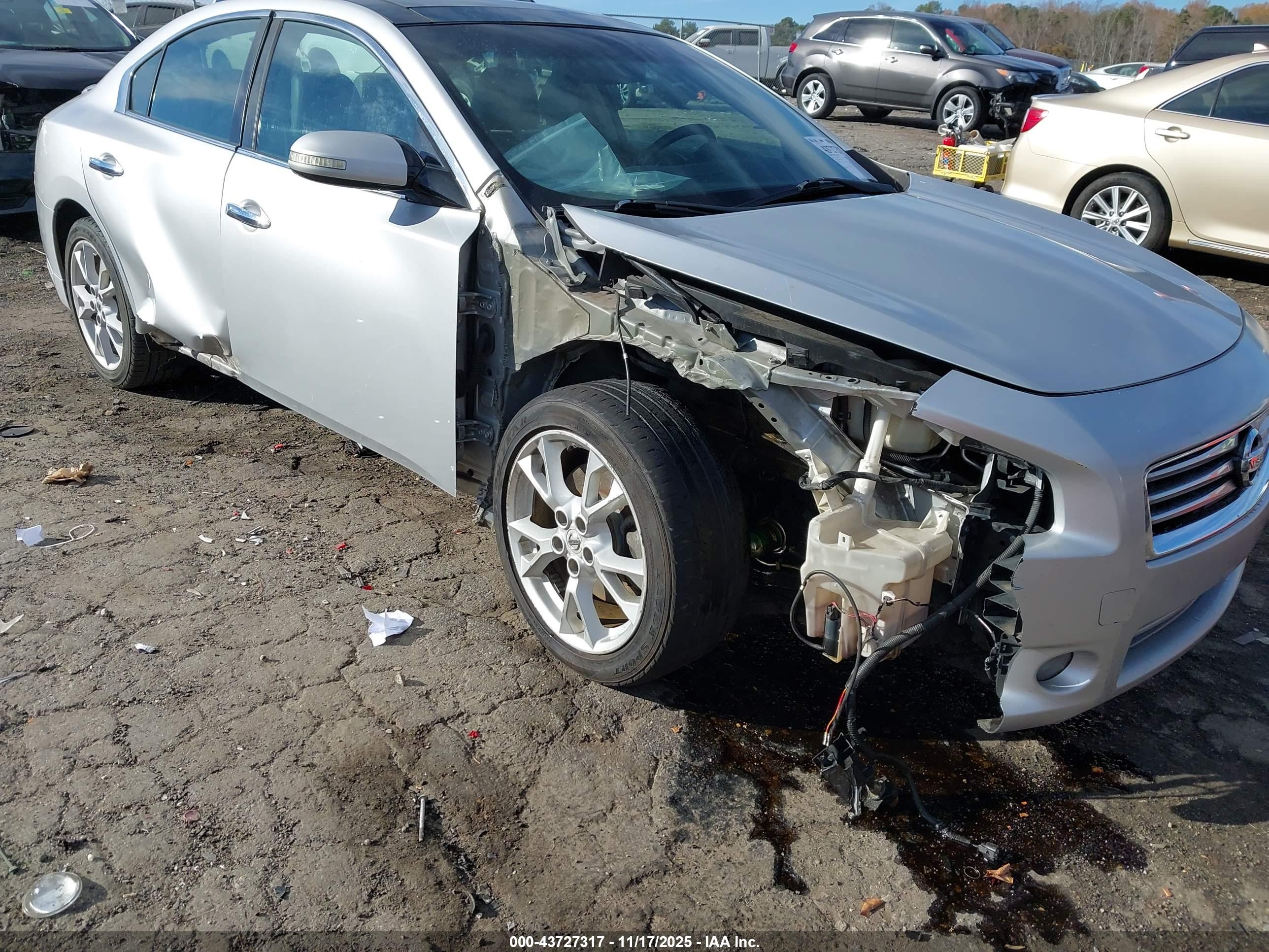 NISSAN MAXIMA image 6
