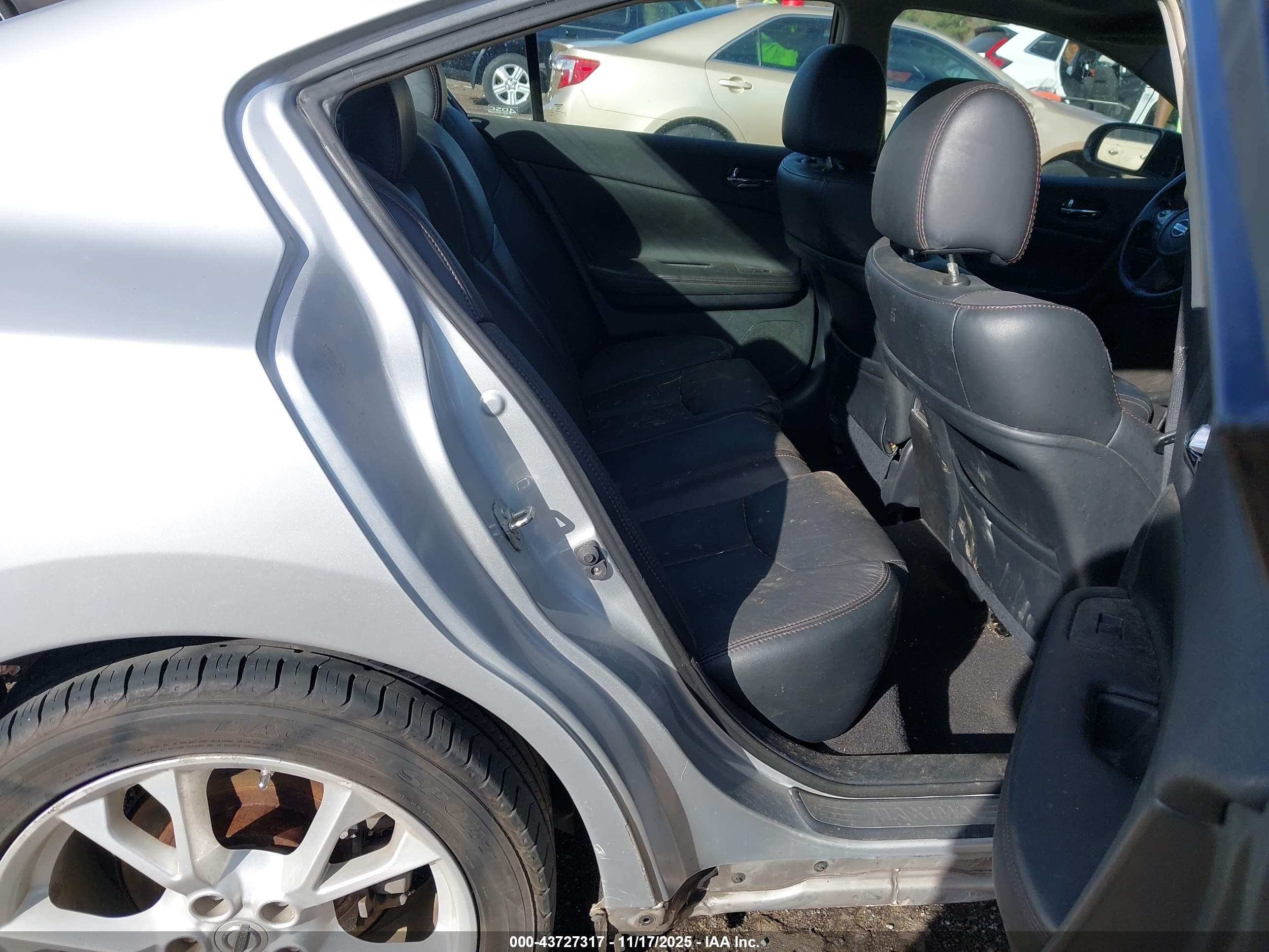 NISSAN MAXIMA image 8