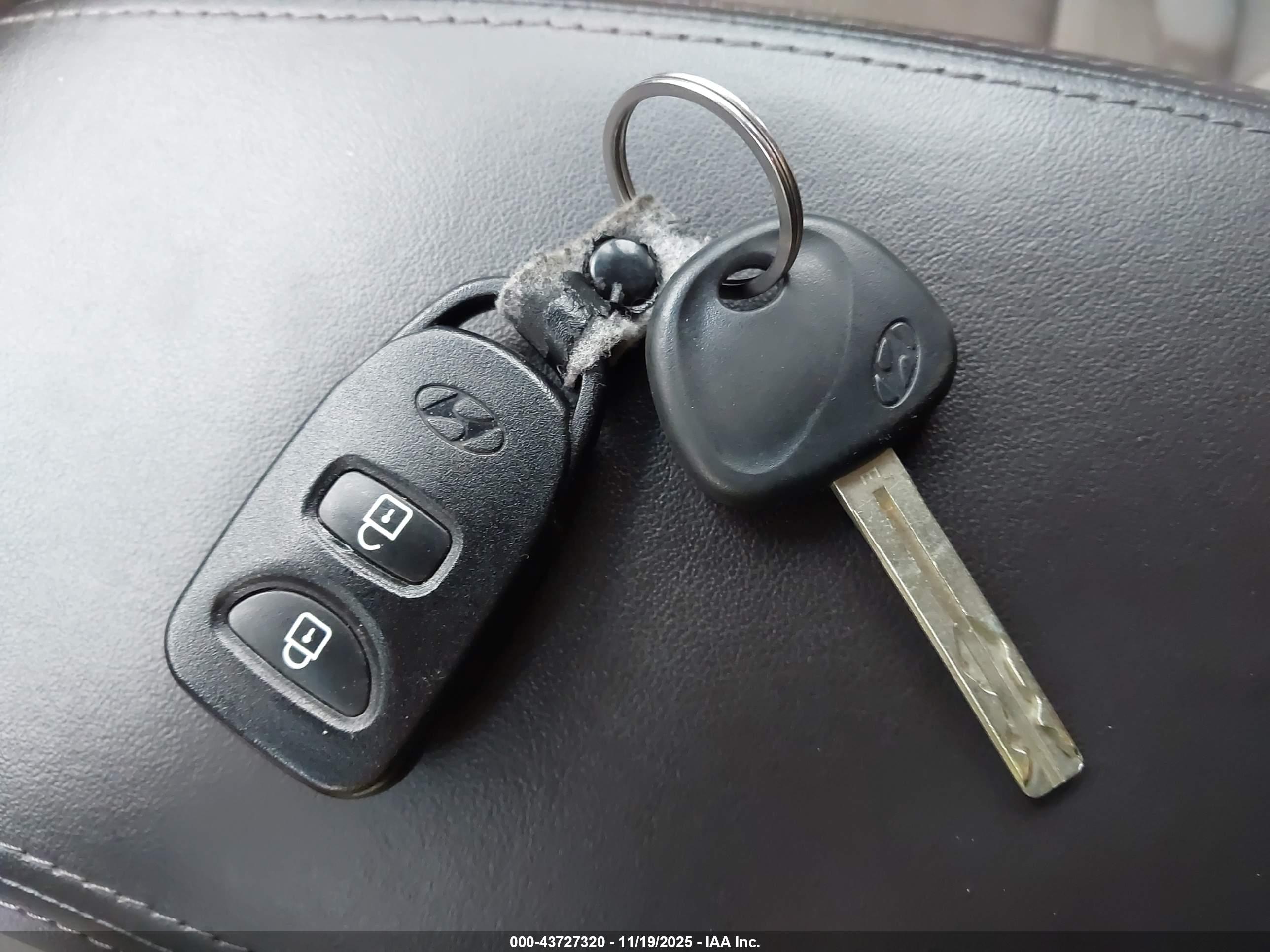 HYUNDAI TUCSON image 11