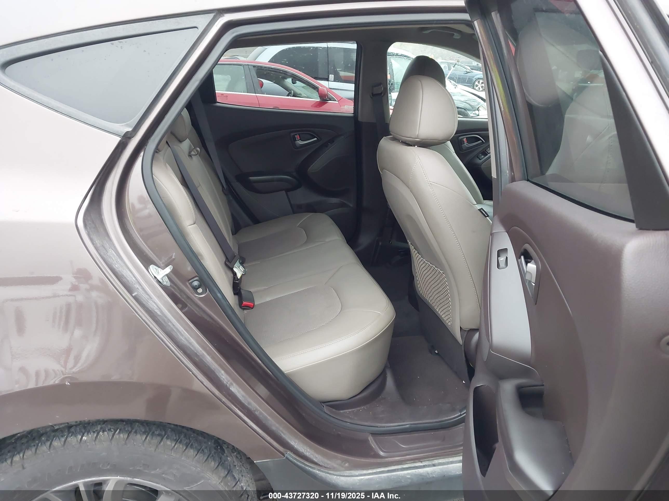 HYUNDAI TUCSON image 8
