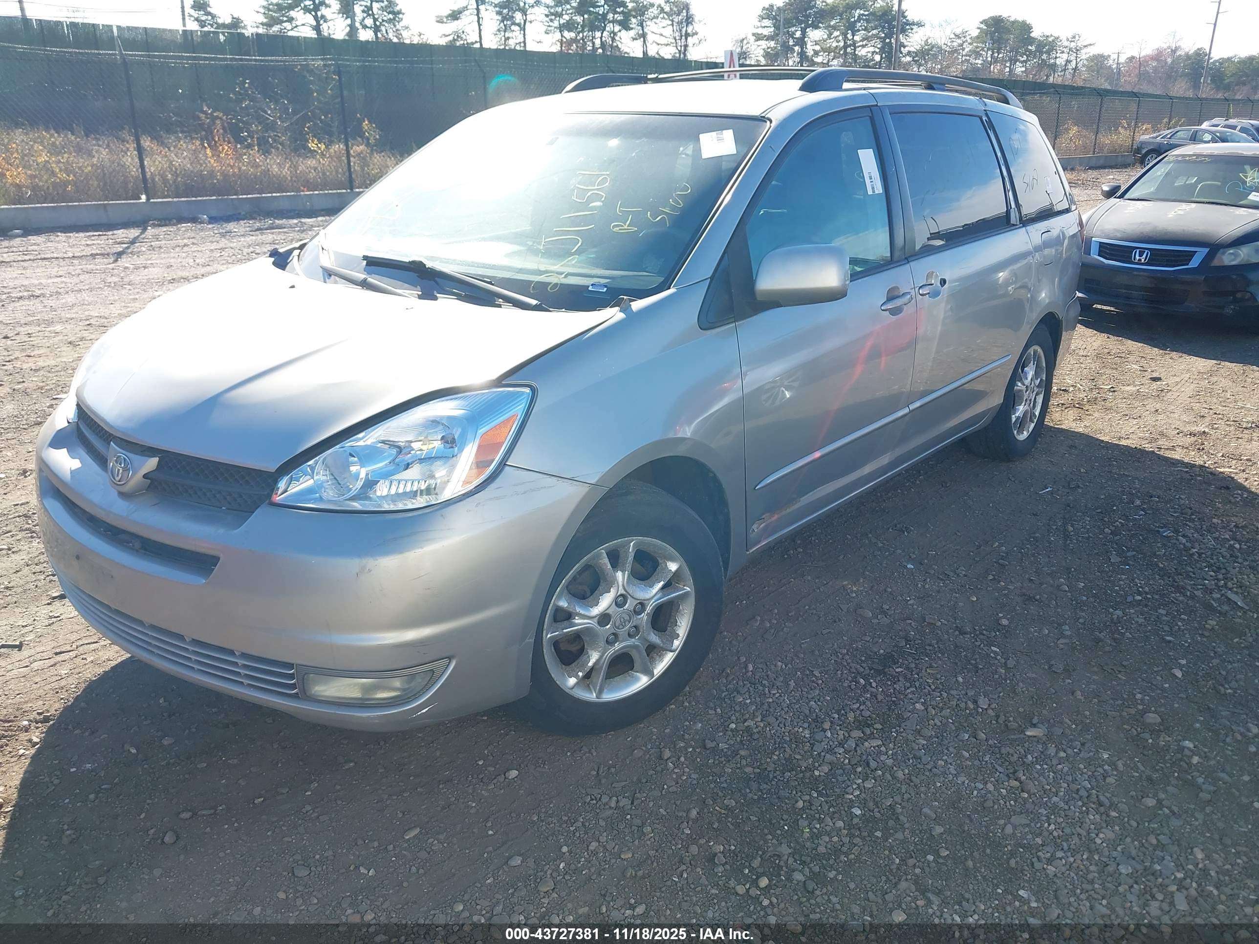 TOYOTA SIENNA image 2