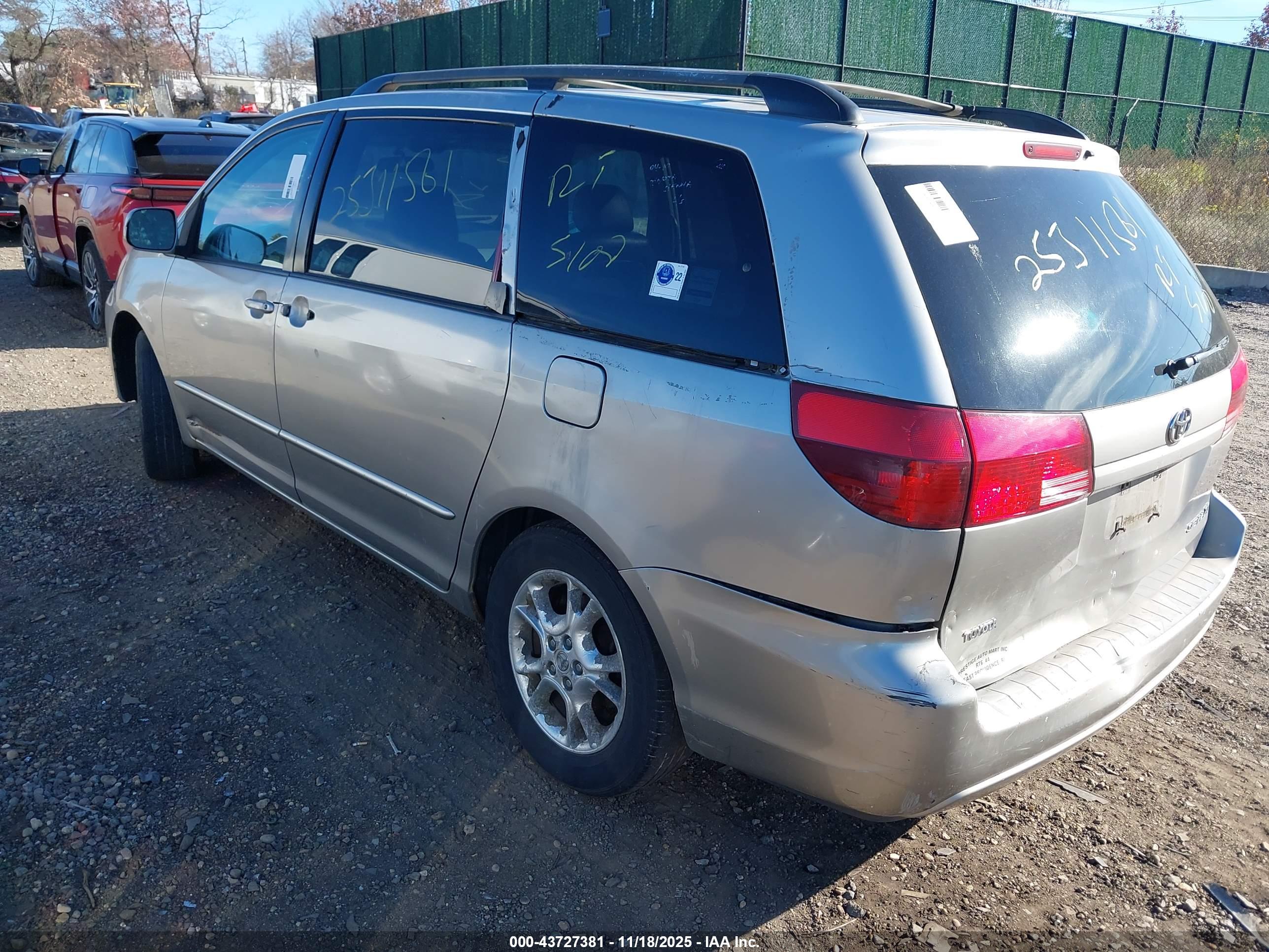 TOYOTA SIENNA image 3