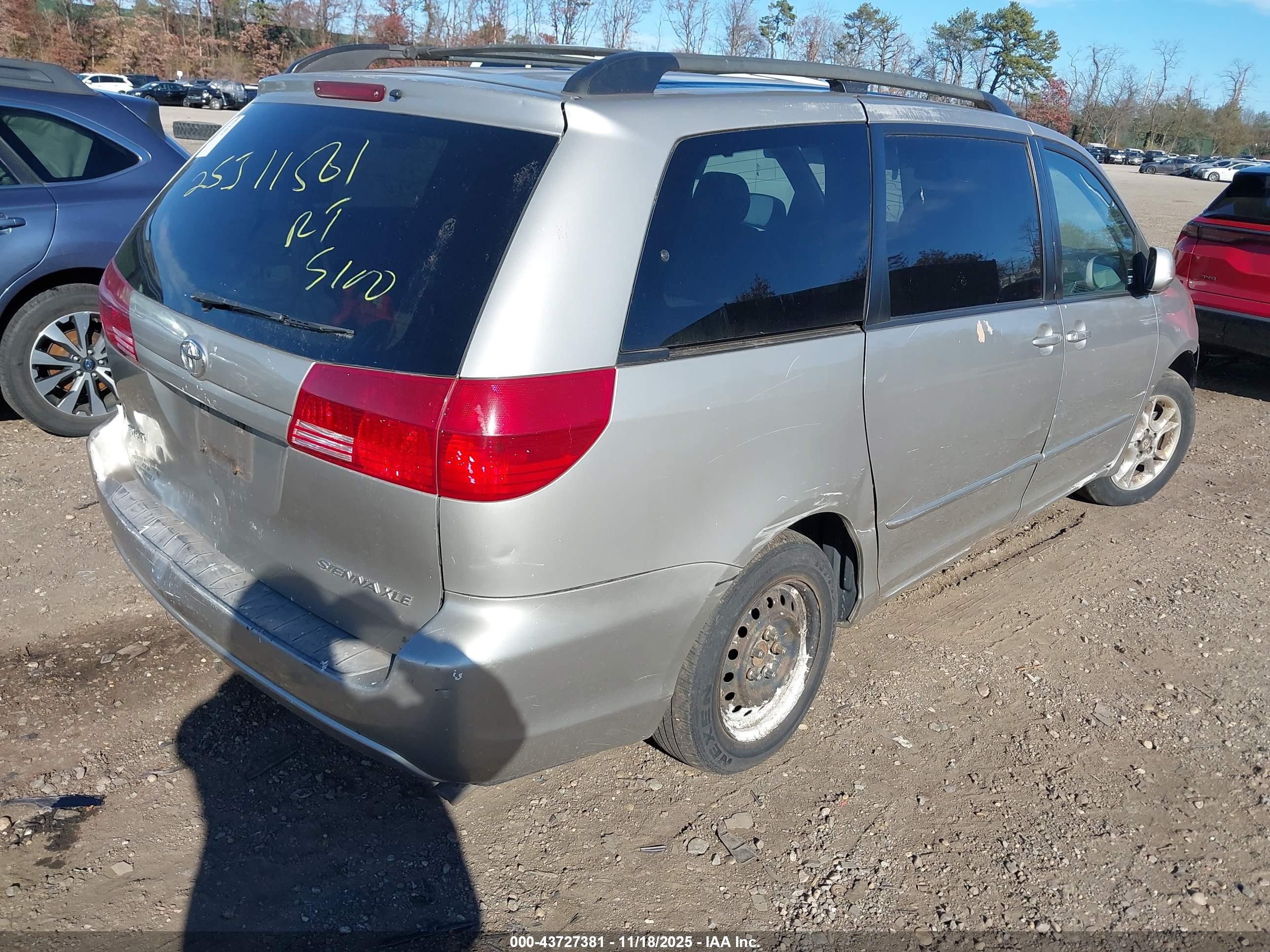 TOYOTA SIENNA image 4