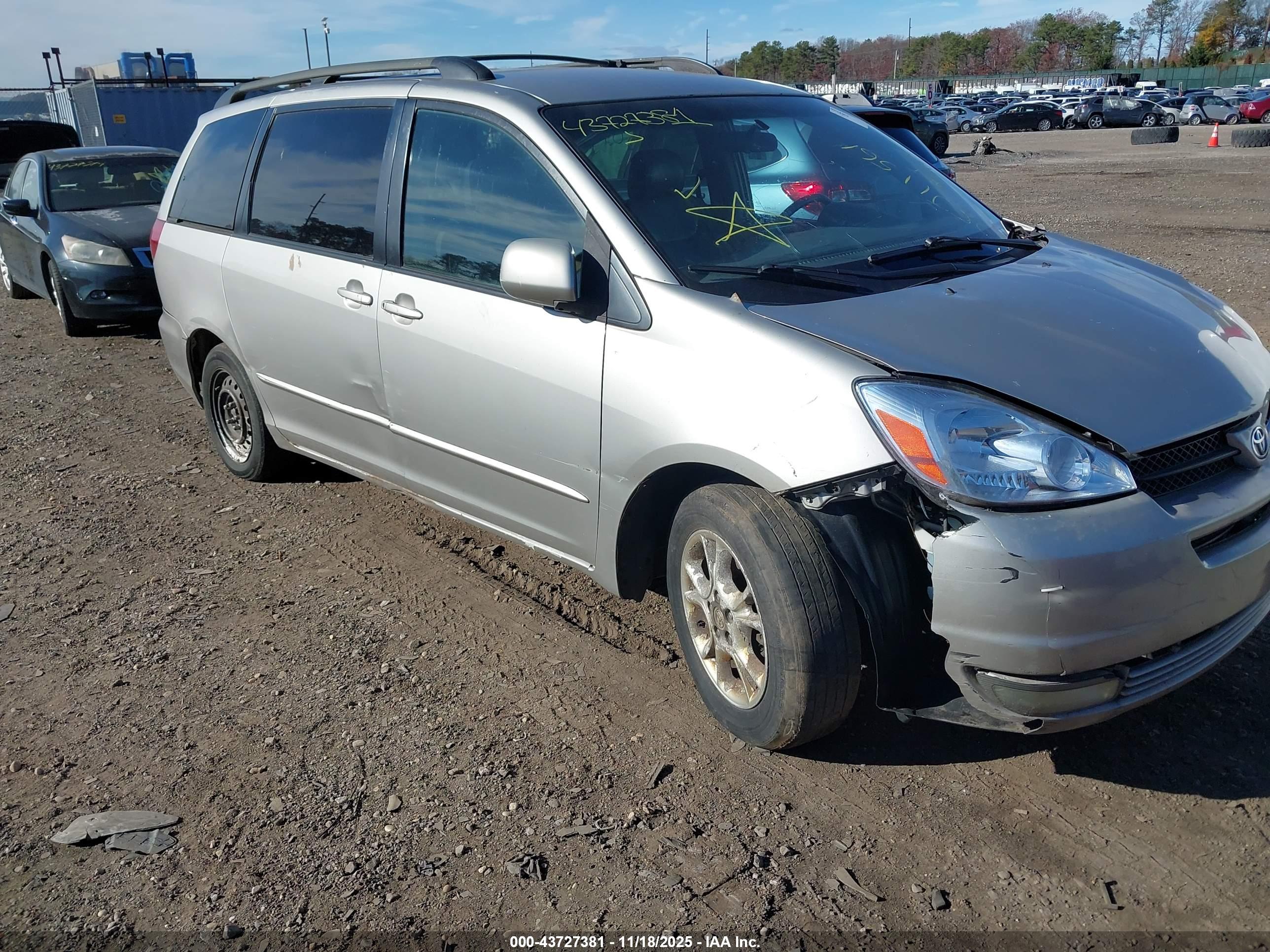 TOYOTA SIENNA image 6